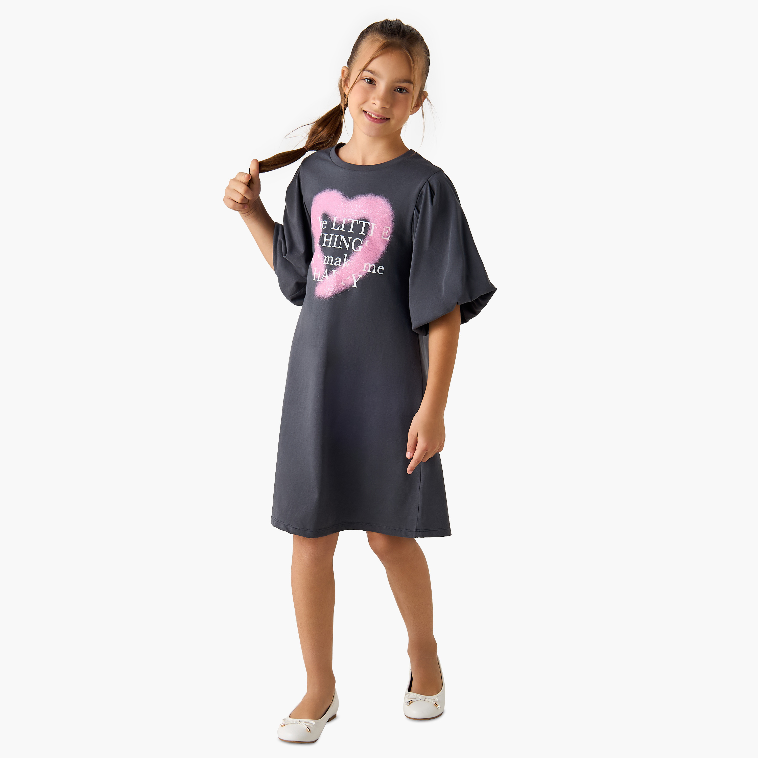 فستان بطبعات شعار وياقة مستديرة وأكمام منفوخة-girls-clothing-dressesandjumpsuits-image-2