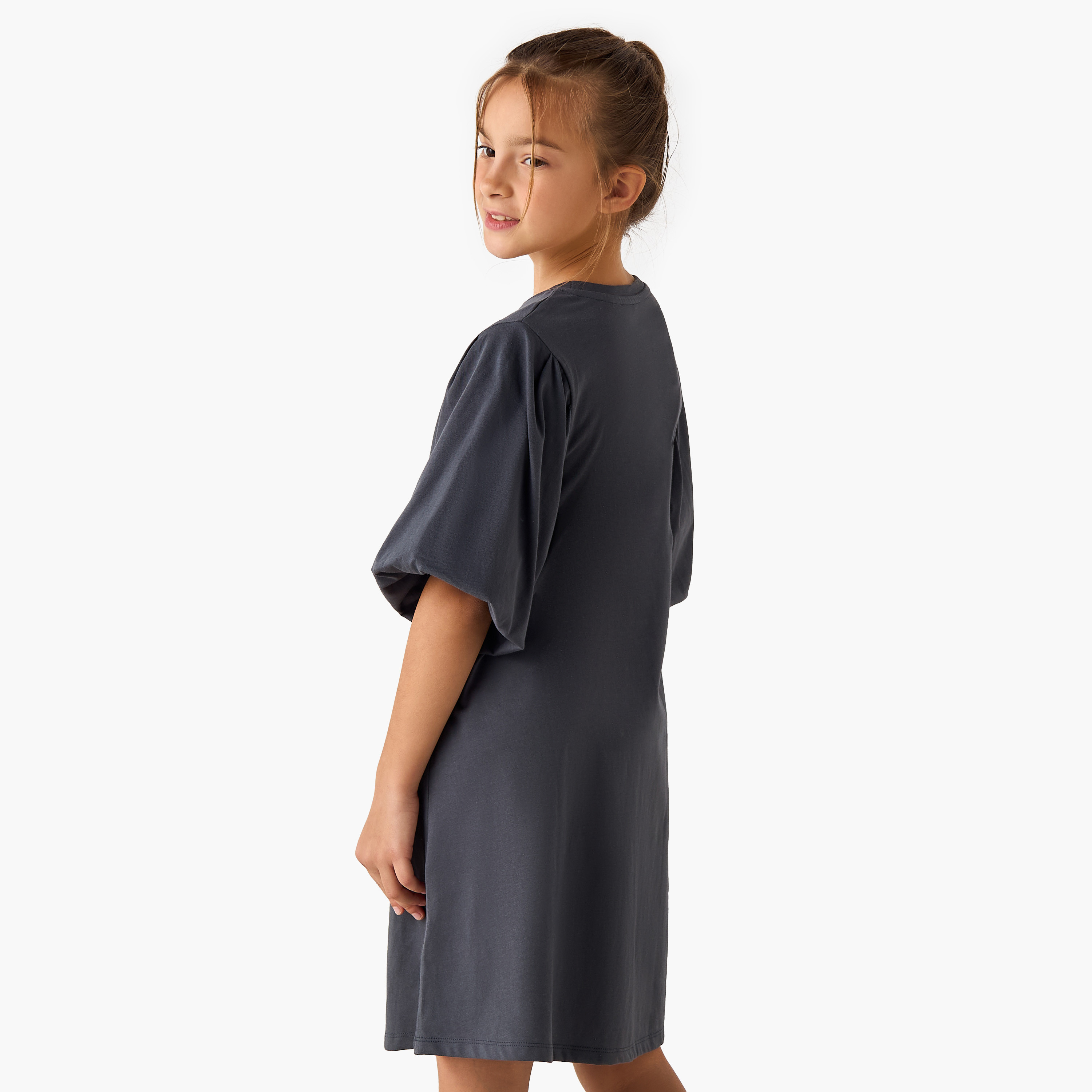 فستان بطبعات شعار وياقة مستديرة وأكمام منفوخة-girls-clothing-dressesandjumpsuits-image-3