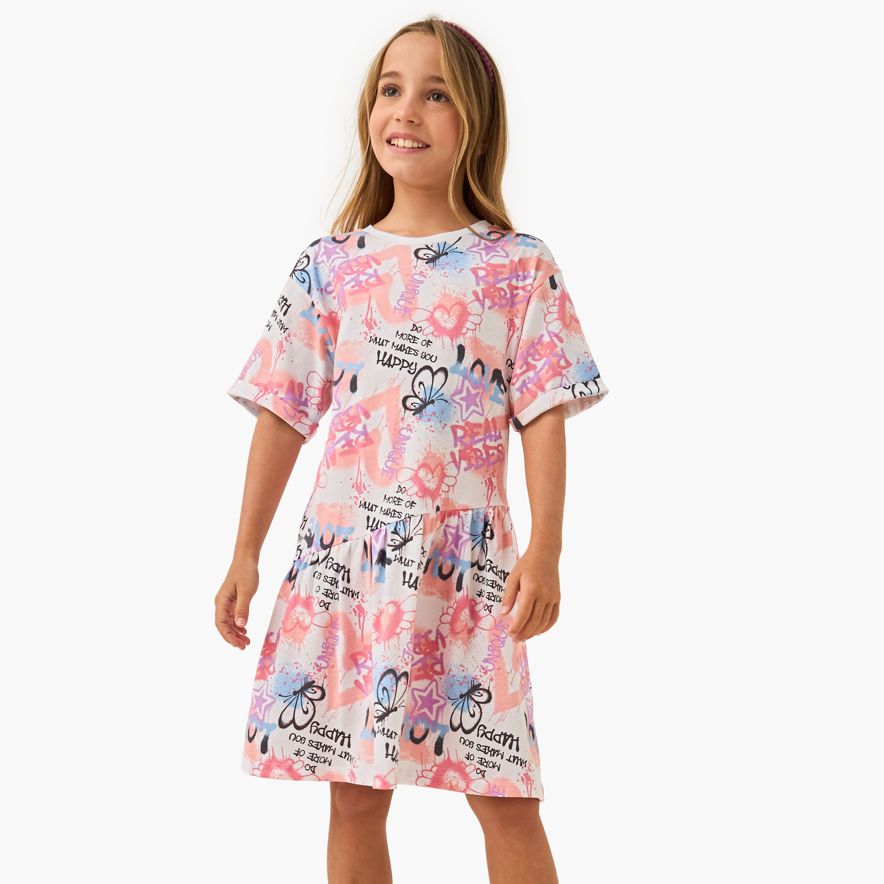 فستان بأكتاف منسدلة وطبعات جرافيتي من جونيورز-girls-clothing-dressesandjumpsuits-image-1