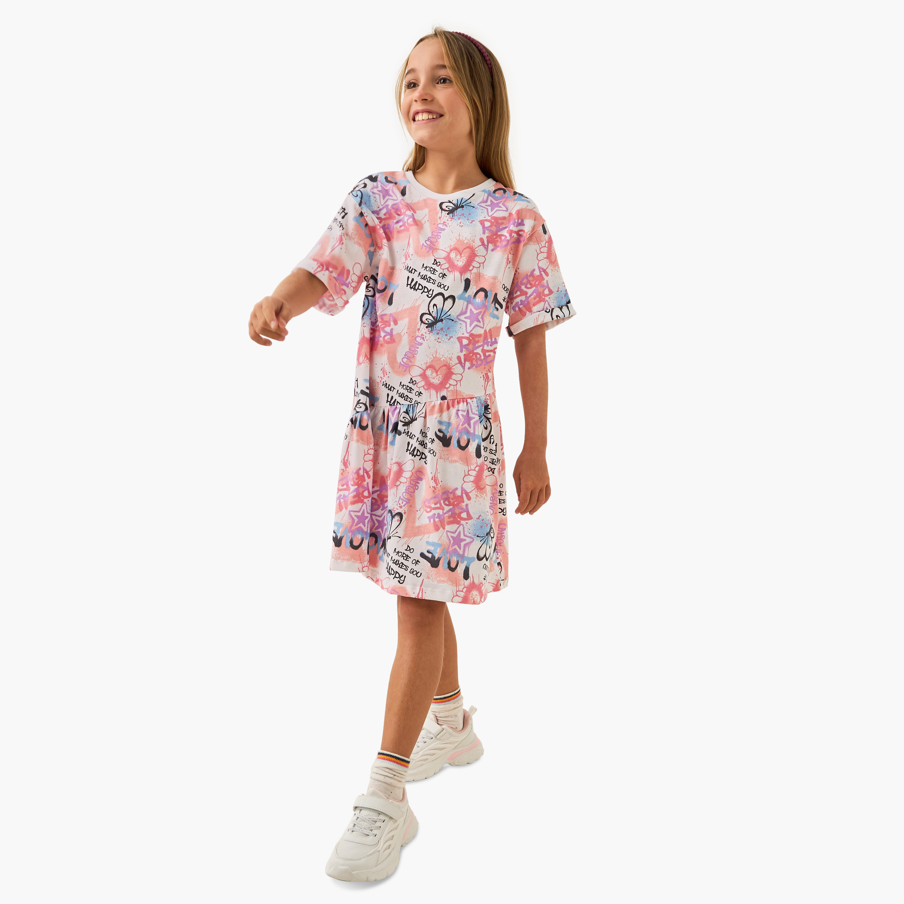 فستان بأكتاف منسدلة وطبعات جرافيتي من جونيورز-girls-clothing-dressesandjumpsuits-image-2