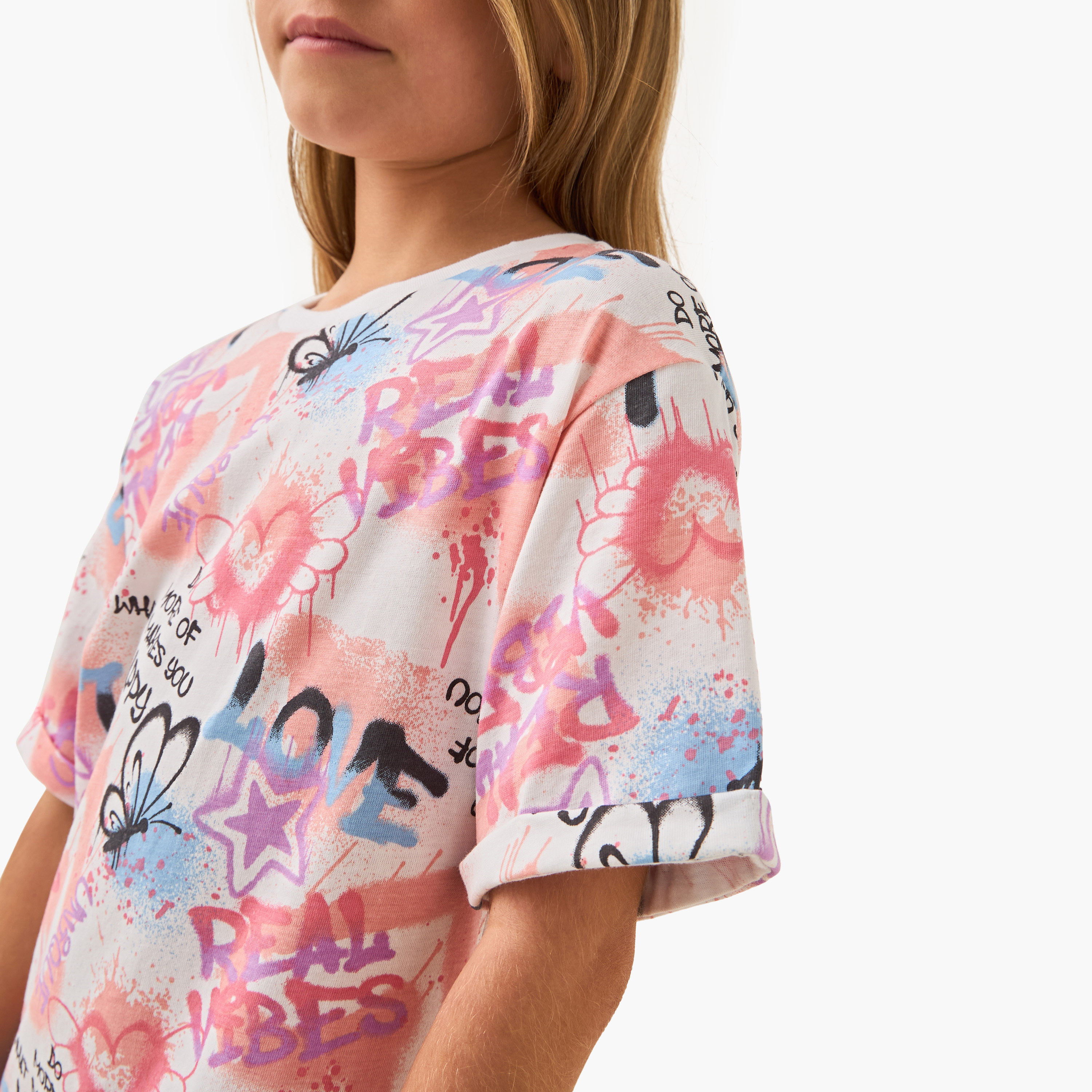 فستان بأكتاف منسدلة وطبعات جرافيتي من جونيورز-girls-clothing-dressesandjumpsuits-image-4