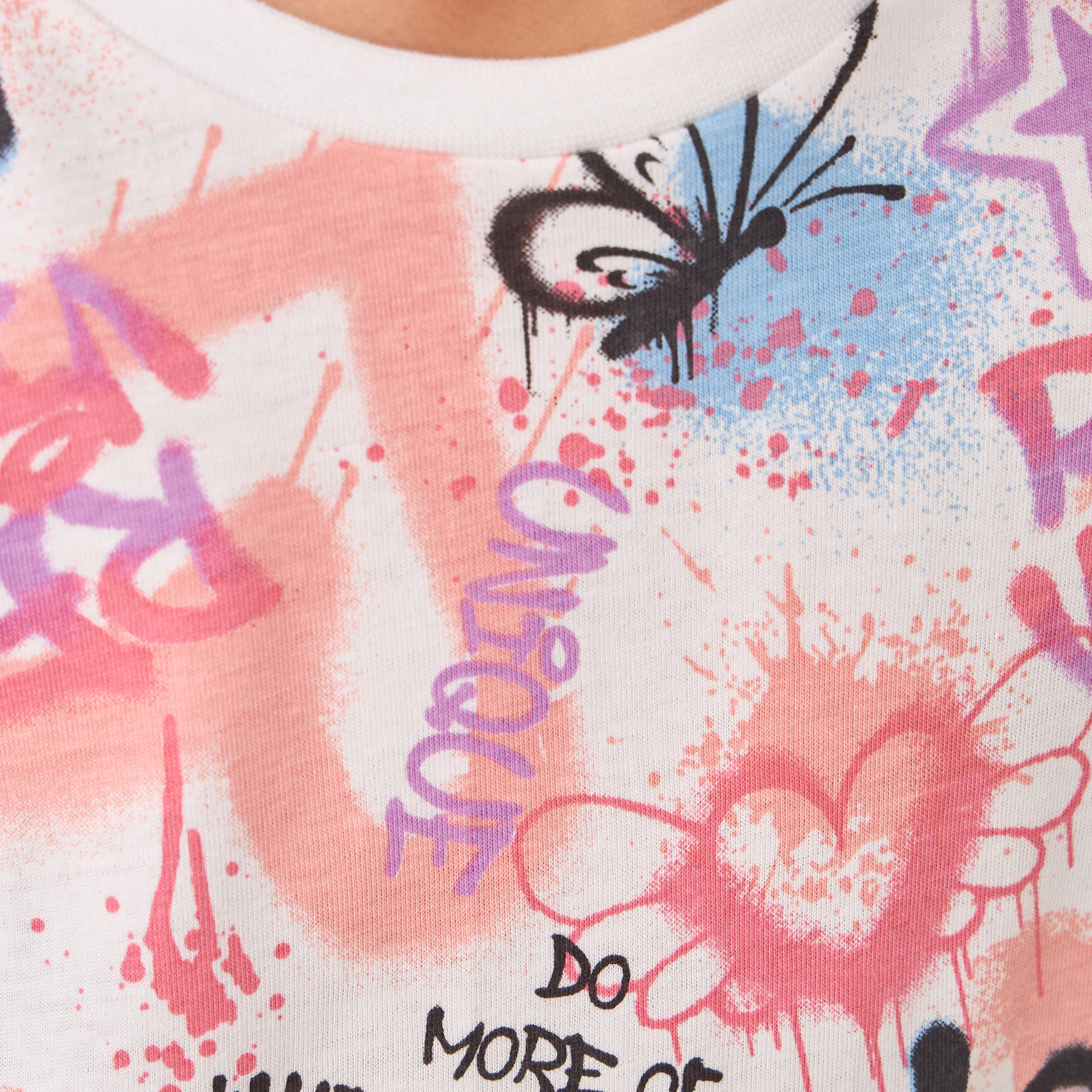 فستان بأكتاف منسدلة وطبعات جرافيتي من جونيورز-girls-clothing-dressesandjumpsuits-image-5