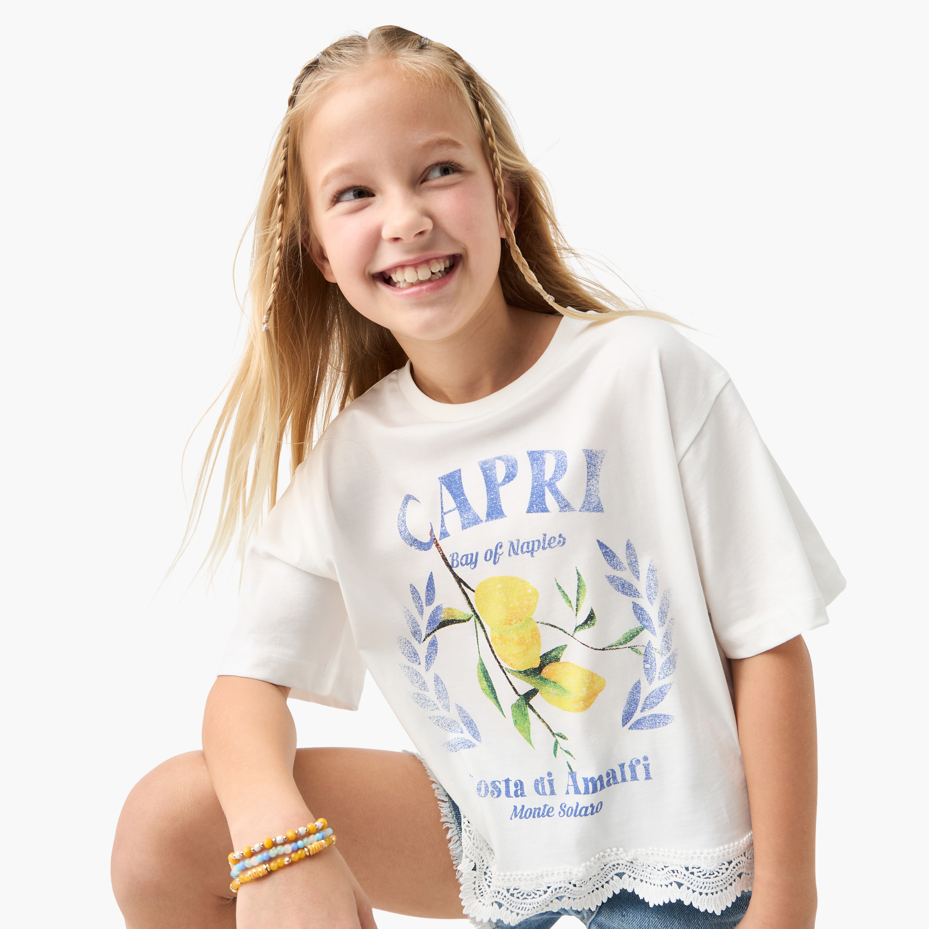 تيشيرت بياقة ضيقة وحواف دانتيل وطبعات جرافيك من جونيورز-girls-clothing-tshirts-image-1
