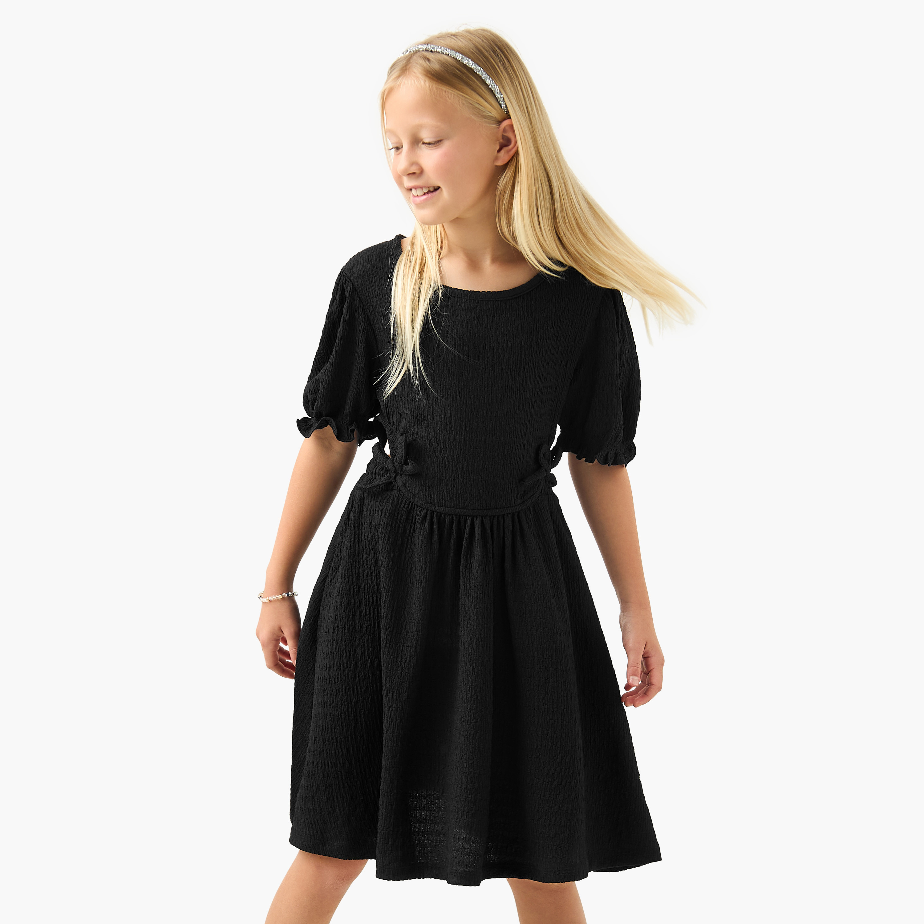 فستان بارز الملمس بتفاصيل مفرغة وأكمام منفوخة من جونيورز-girls-clothing-dressesandjumpsuits-image-1
