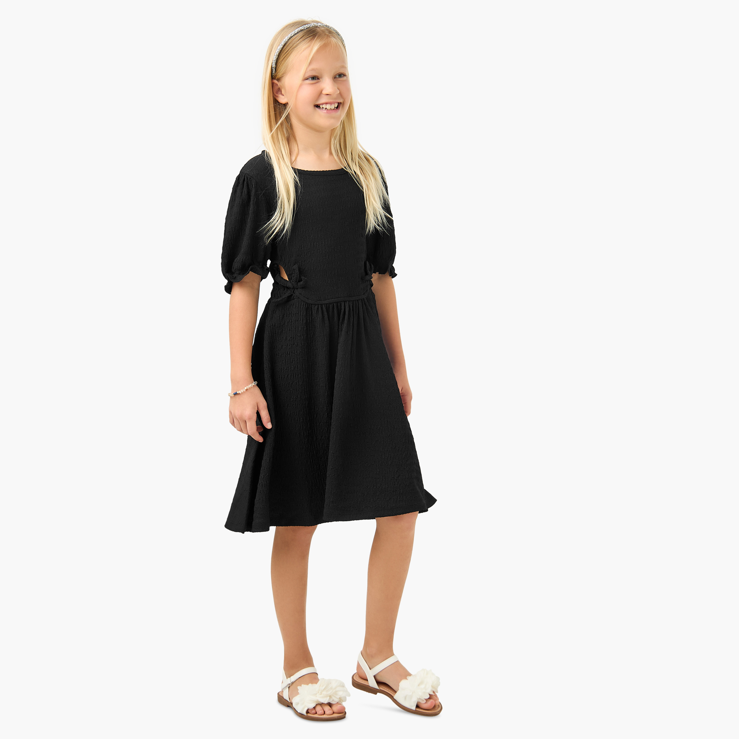 فستان بارز الملمس بتفاصيل مفرغة وأكمام منفوخة من جونيورز-girls-clothing-dressesandjumpsuits-image-2