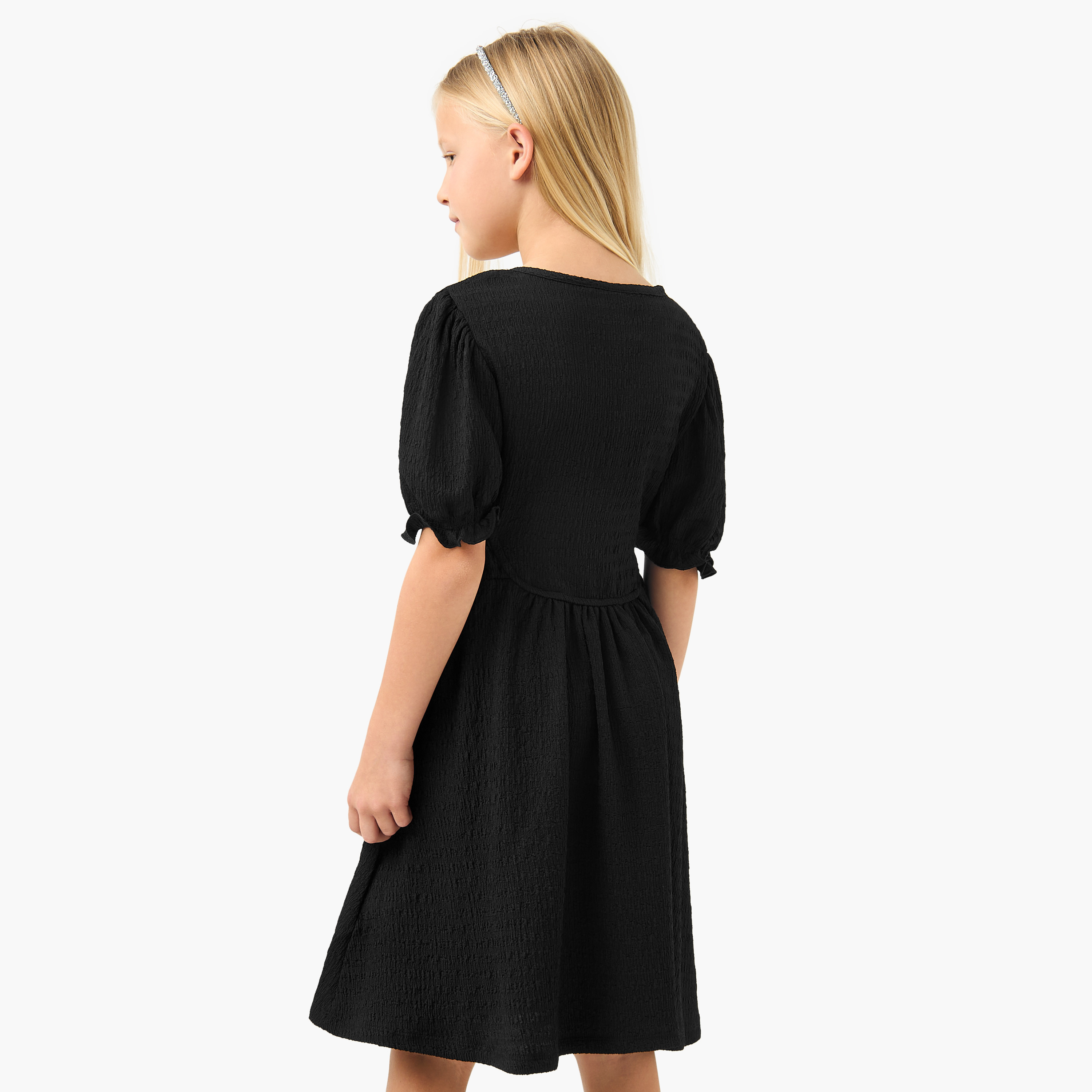 فستان بارز الملمس بتفاصيل مفرغة وأكمام منفوخة من جونيورز-girls-clothing-dressesandjumpsuits-image-3