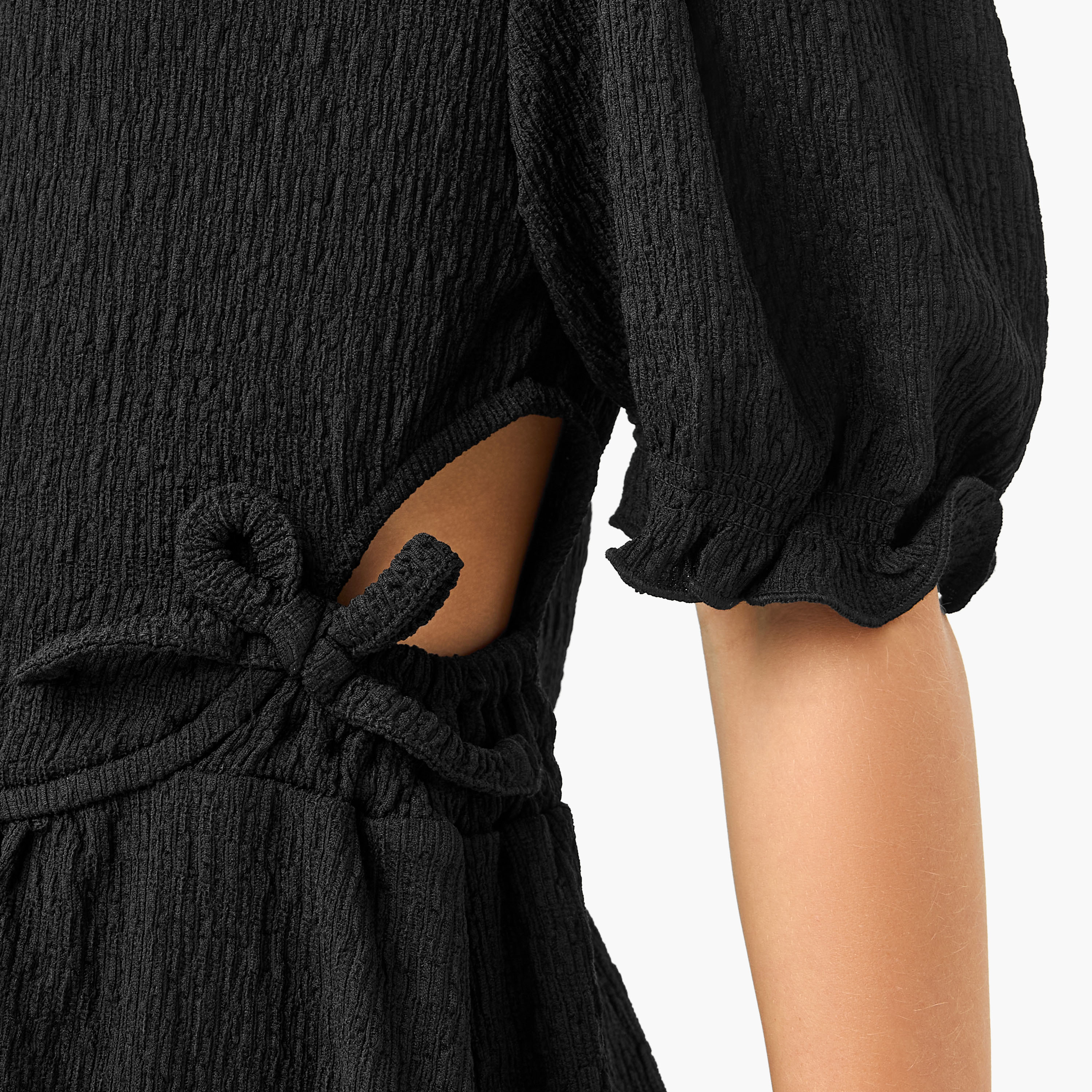 فستان بارز الملمس بتفاصيل مفرغة وأكمام منفوخة من جونيورز-girls-clothing-dressesandjumpsuits-image-5