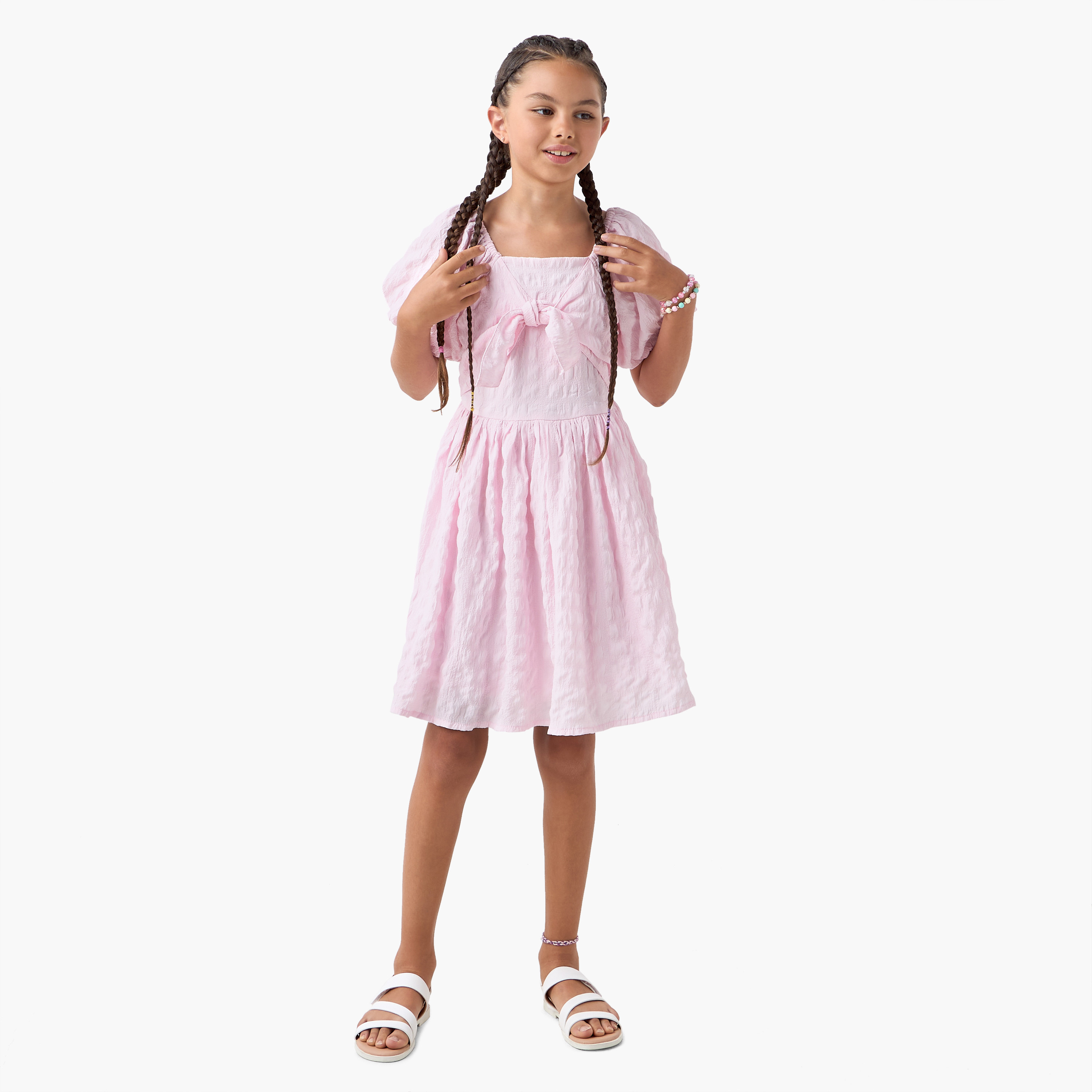 فستان بارز الملمس بياقة مربعة وأكمام قصيرة وتفاصيل فيونكة من جونيورز-girls-clothing-dressesandjumpsuits-image-5