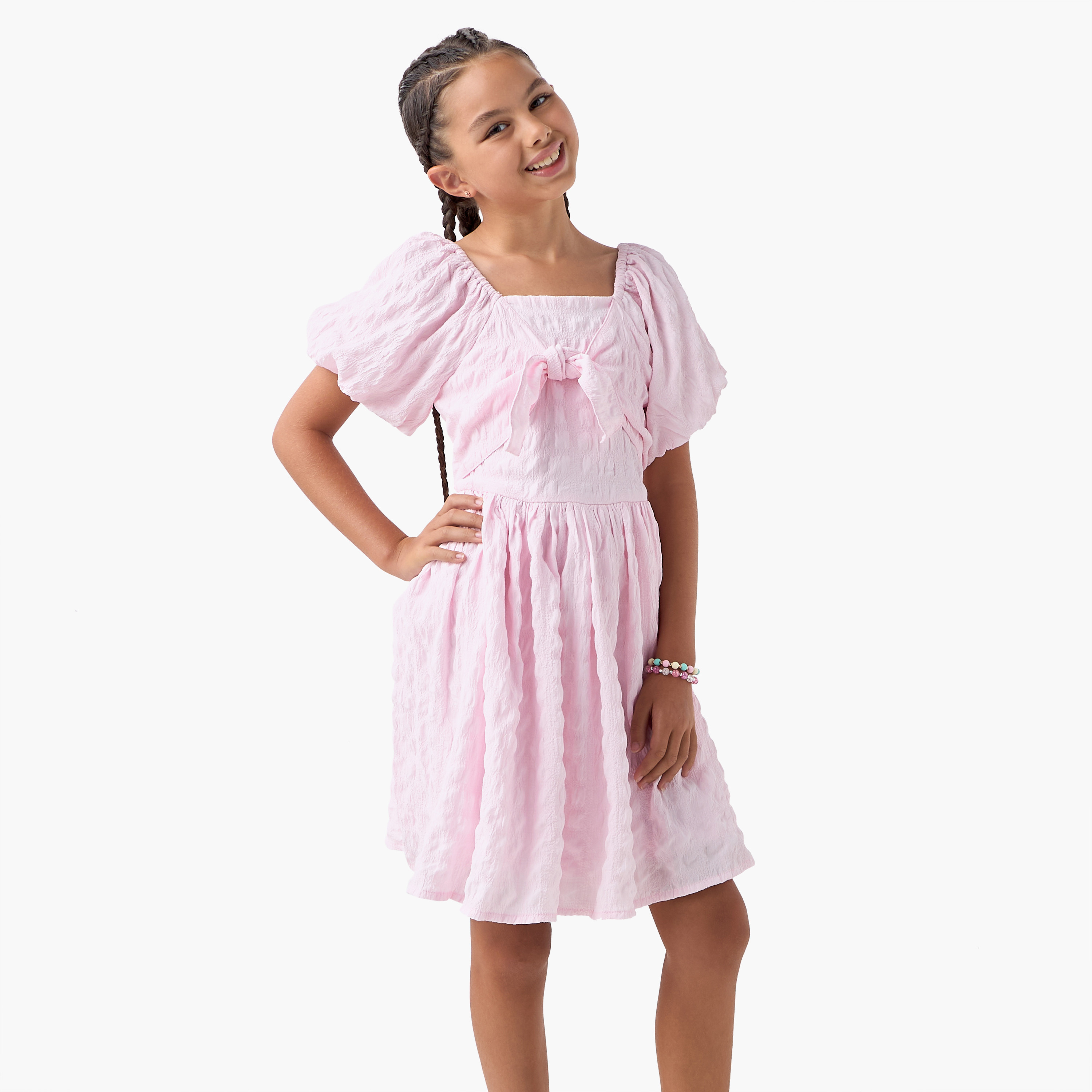 فستان بارز الملمس بياقة مربعة وأكمام قصيرة وتفاصيل فيونكة من جونيورز-girls-clothing-dressesandjumpsuits-image-4