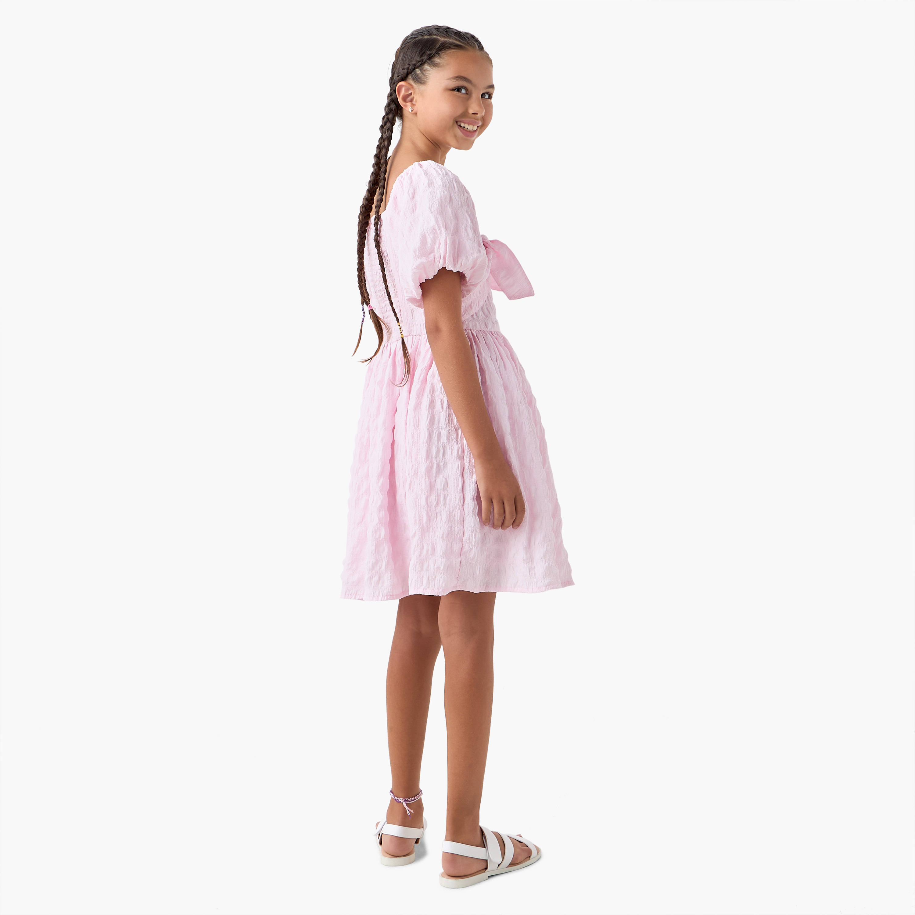 فستان بارز الملمس بياقة مربعة وأكمام قصيرة وتفاصيل فيونكة من جونيورز-girls-clothing-dressesandjumpsuits-image-3