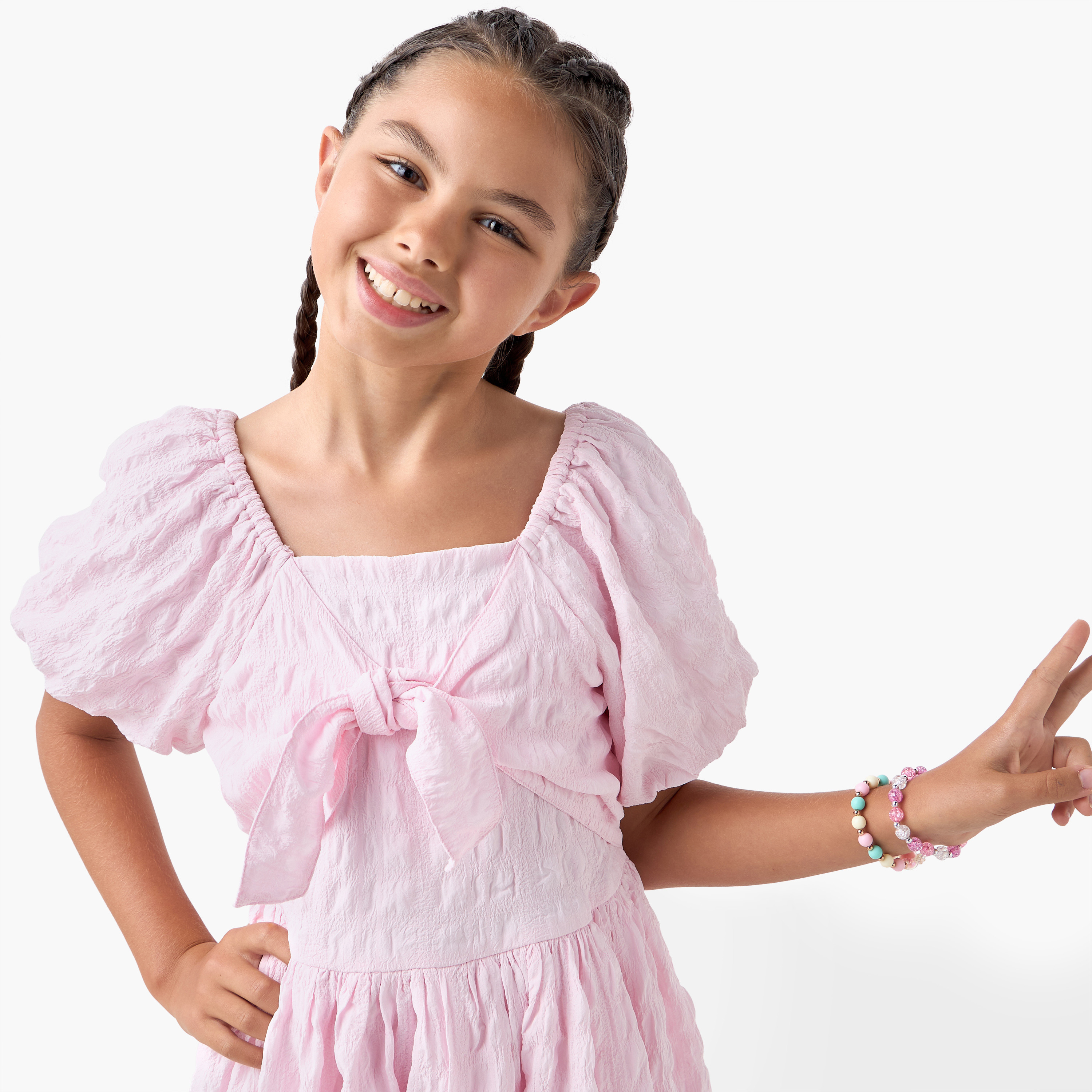 فستان بارز الملمس بياقة مربعة وأكمام قصيرة وتفاصيل فيونكة من جونيورز-girls-clothing-dressesandjumpsuits-image-2