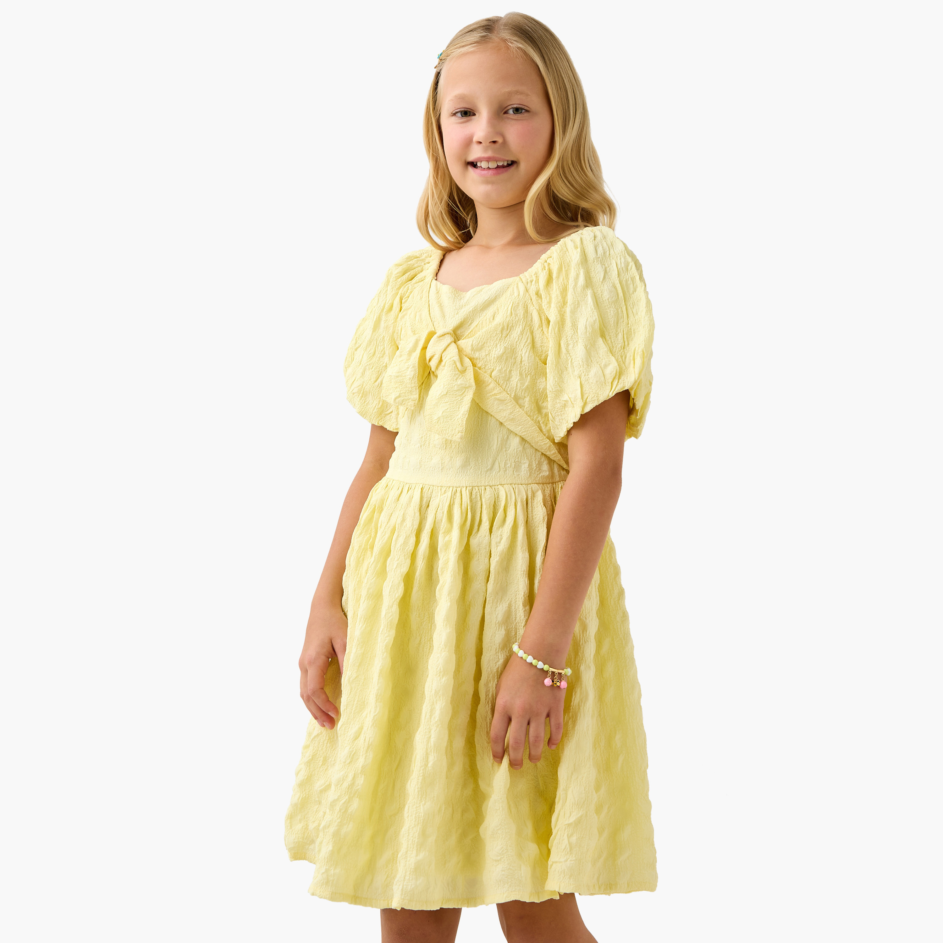 فستان بارز الملمس بياقة مربعة وأكمام قصيرة وتفاصيل فيونكة من جونيورز-girls-clothing-dressesandjumpsuits-image-1