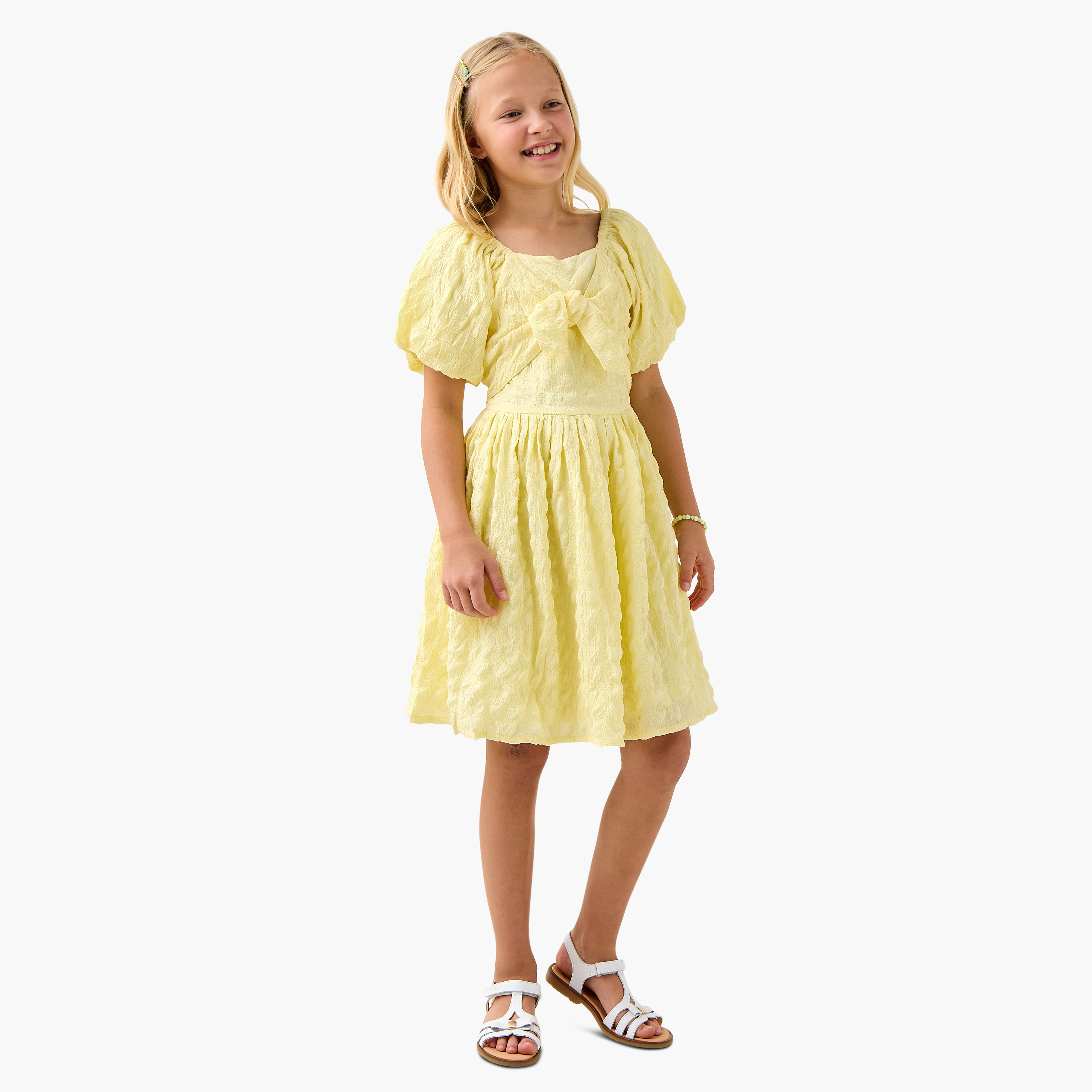 فستان بارز الملمس بياقة مربعة وأكمام قصيرة وتفاصيل فيونكة من جونيورز-girls-clothing-dressesandjumpsuits-image-2