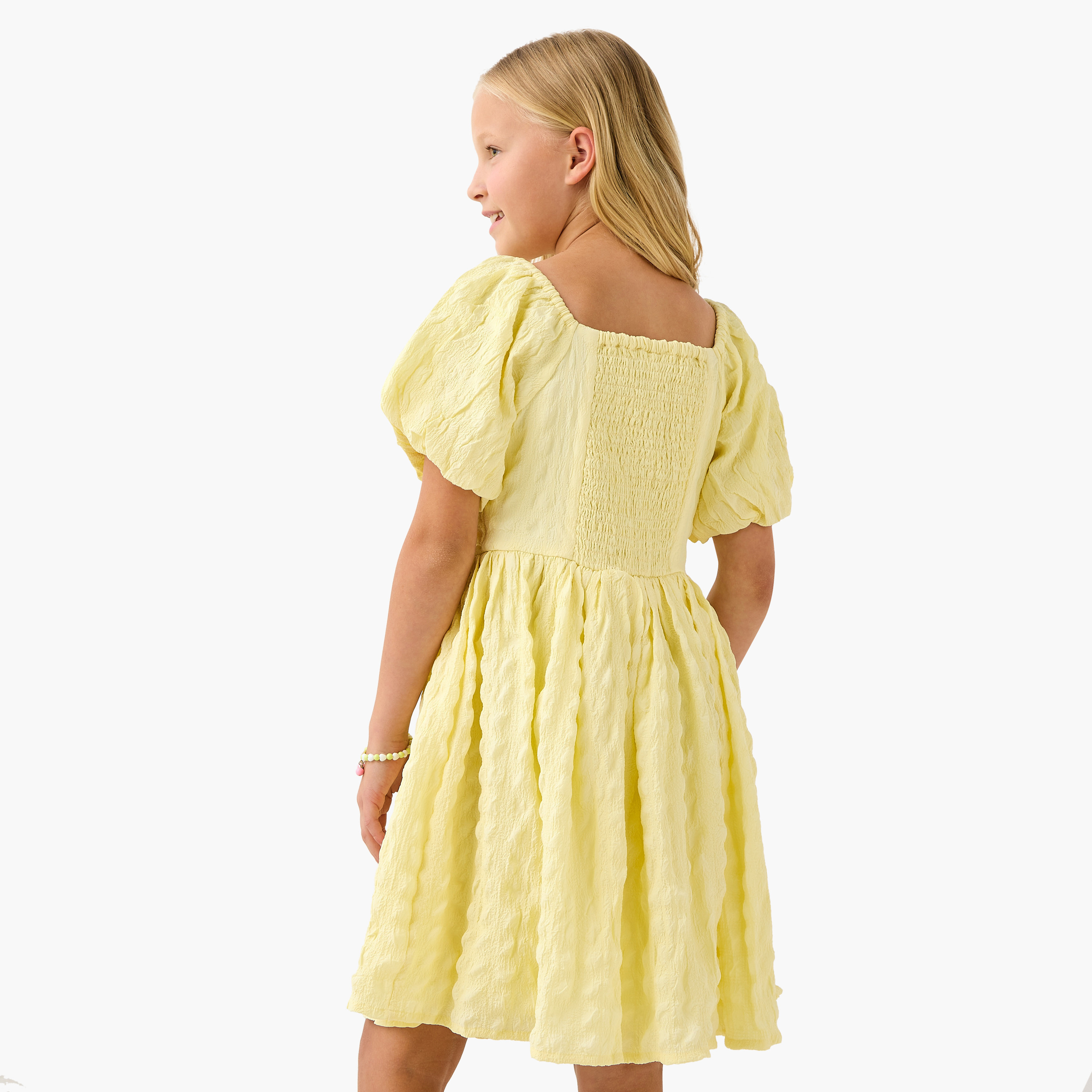 فستان بارز الملمس بياقة مربعة وأكمام قصيرة وتفاصيل فيونكة من جونيورز-girls-clothing-dressesandjumpsuits-image-3