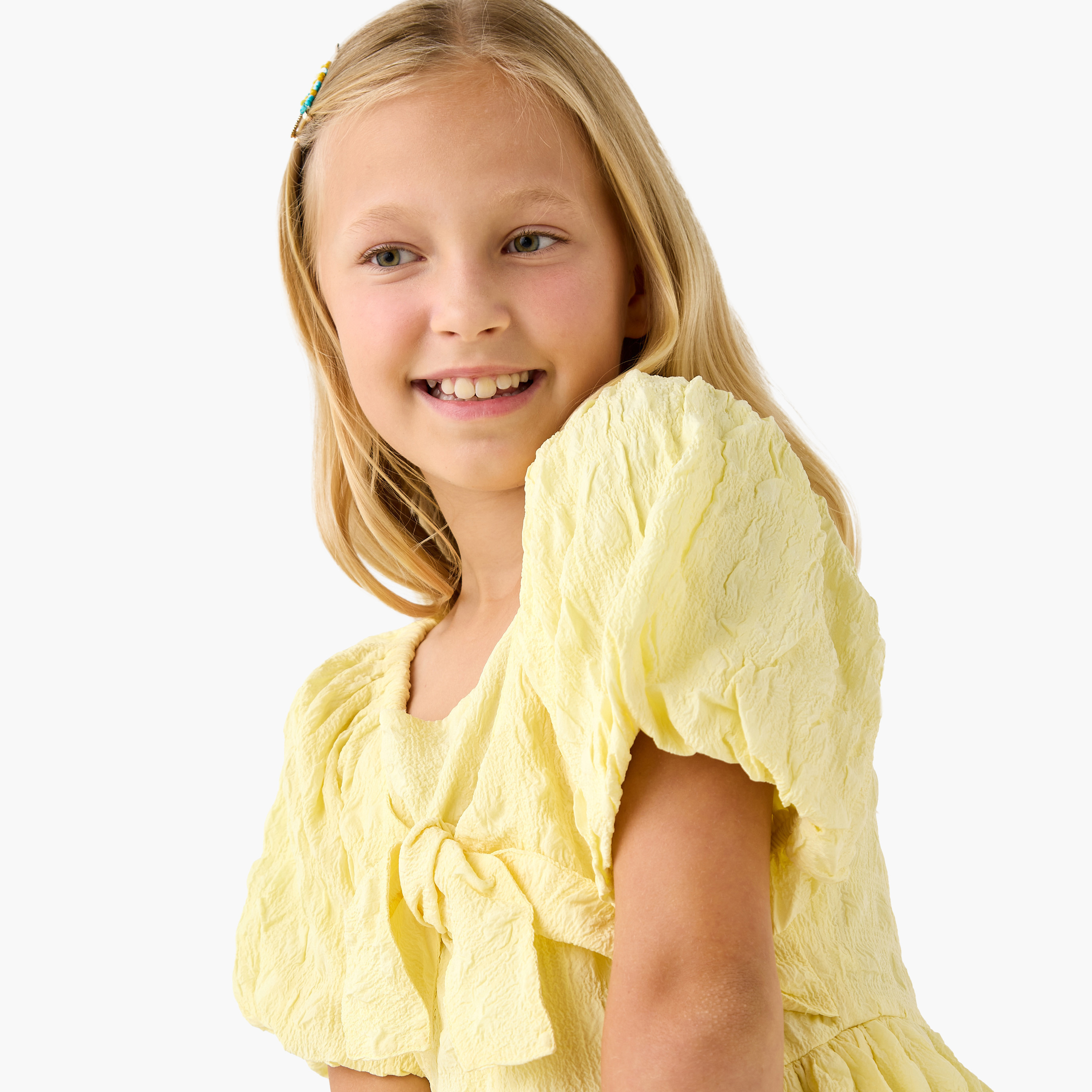 فستان بارز الملمس بياقة مربعة وأكمام قصيرة وتفاصيل فيونكة من جونيورز-girls-clothing-dressesandjumpsuits-image-4