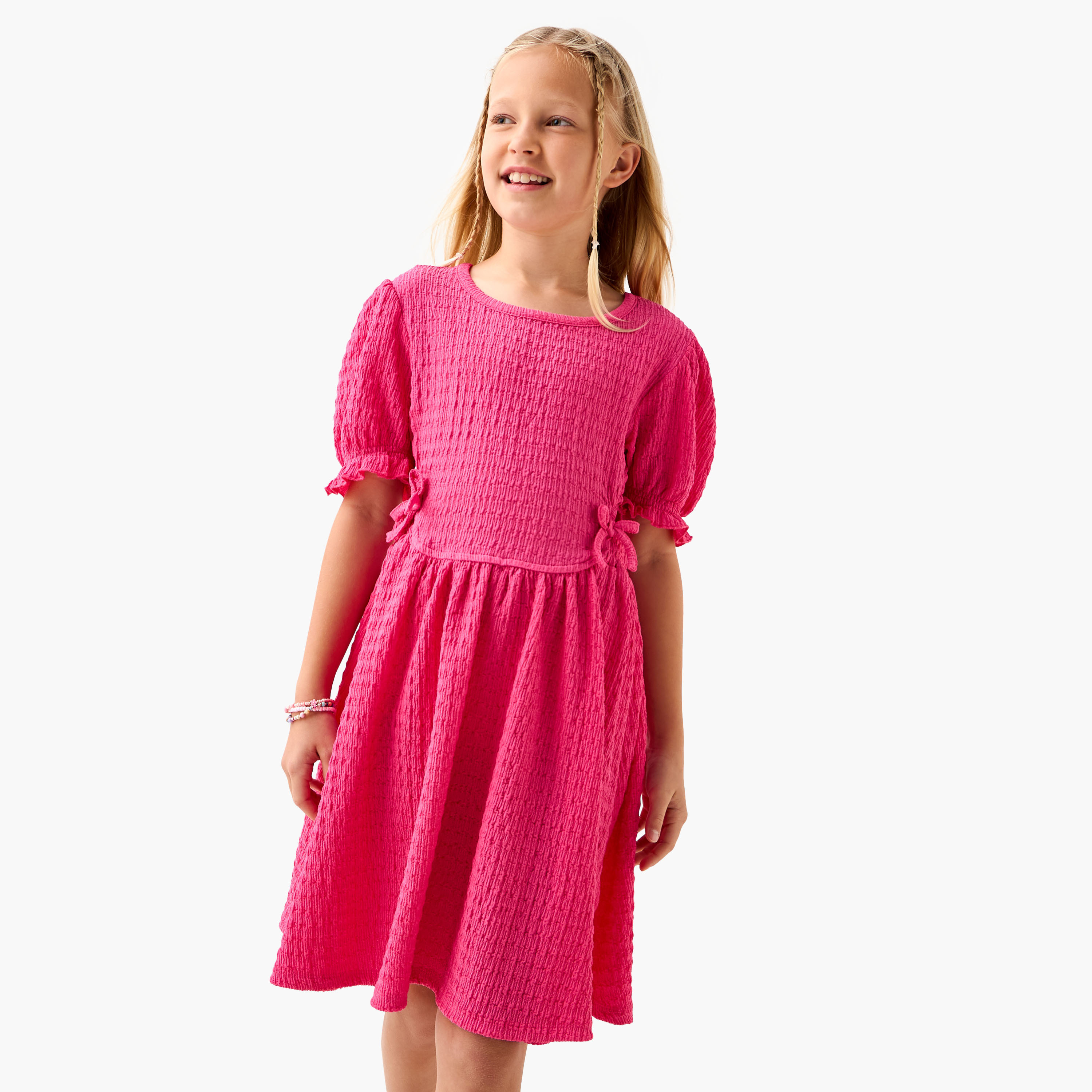 فستان إيه لاين بارز الملمس بياقة مستديرة وتفاصيل مفرغة من جونيورز-girls-clothing-dressesandjumpsuits-image-1