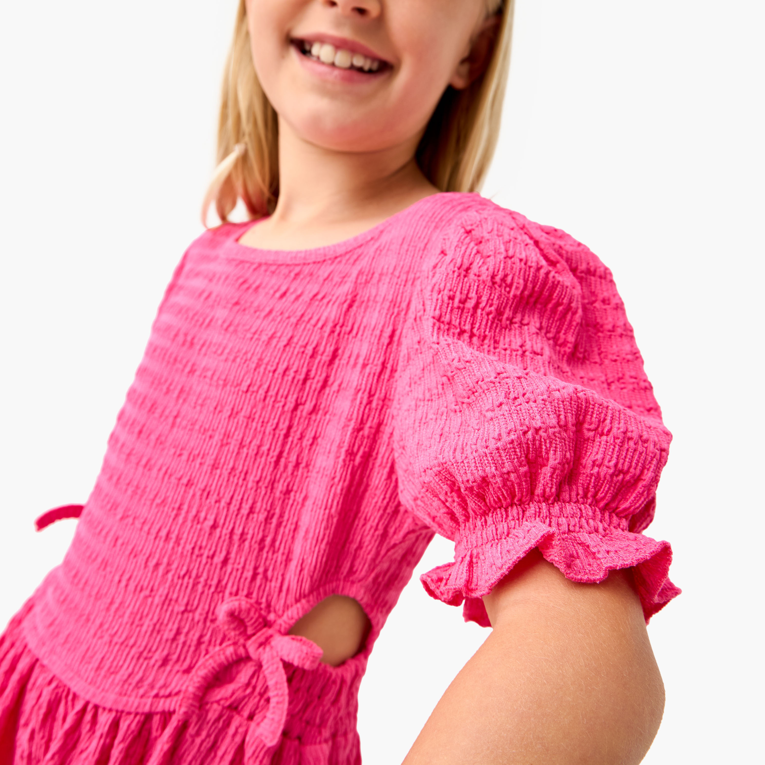 فستان إيه لاين بارز الملمس بياقة مستديرة وتفاصيل مفرغة من جونيورز-girls-clothing-dressesandjumpsuits-image-4