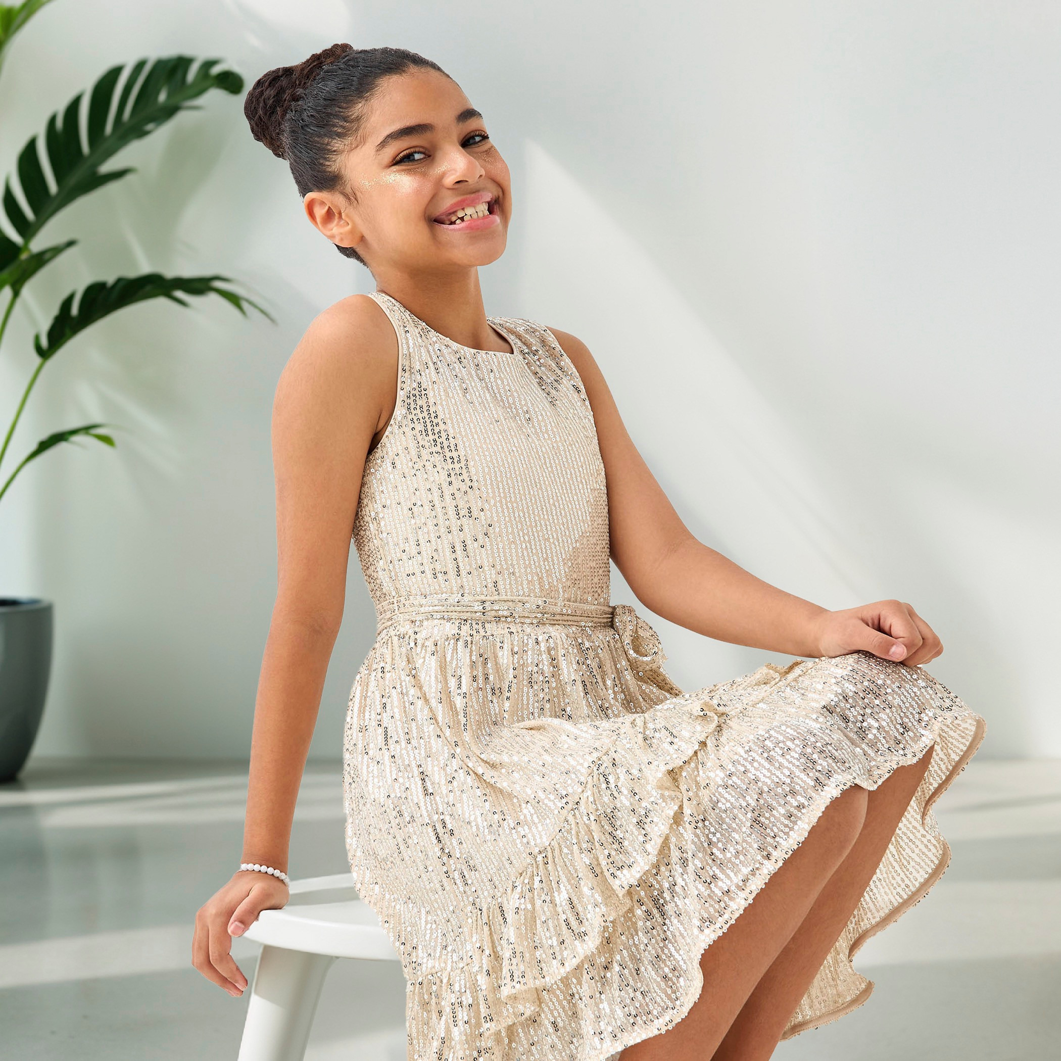 فستان مزين بالترتر بتفاصيل كشكش من جونيورز-girls-clothing-dressesandjumpsuits-image-1
