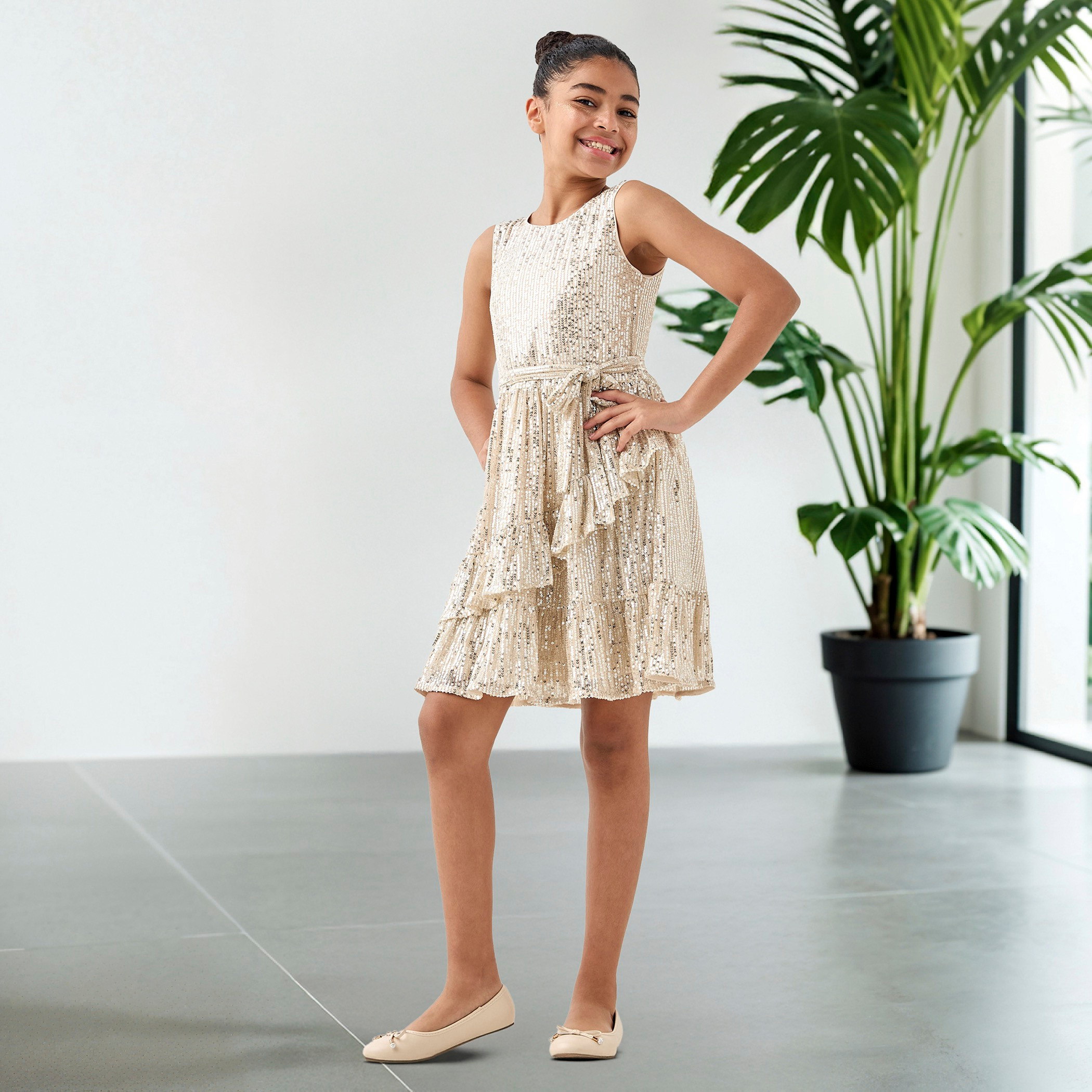 فستان مزين بالترتر بتفاصيل كشكش من جونيورز-girls-clothing-dressesandjumpsuits-image-2