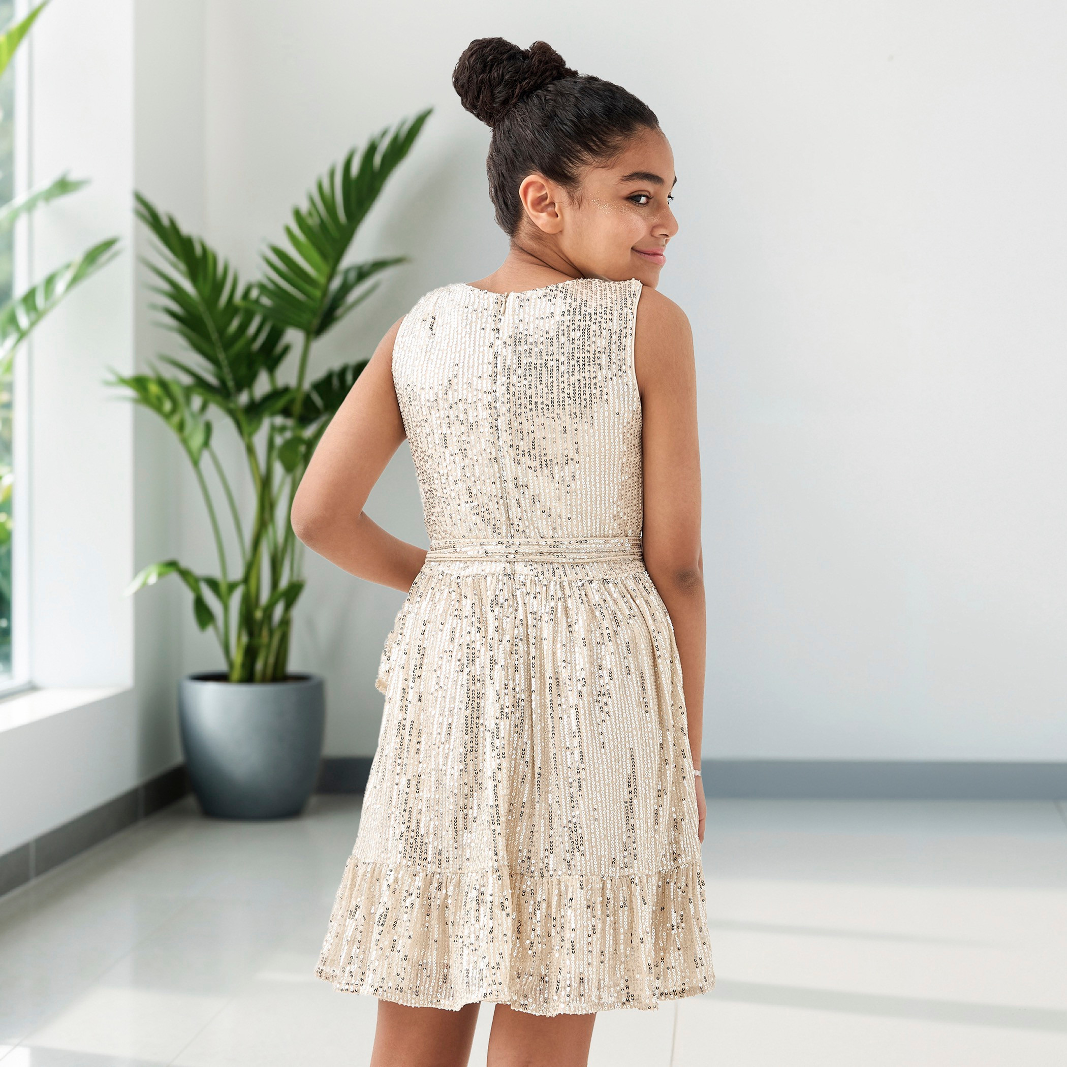 فستان مزين بالترتر بتفاصيل كشكش من جونيورز-girls-clothing-dressesandjumpsuits-image-3