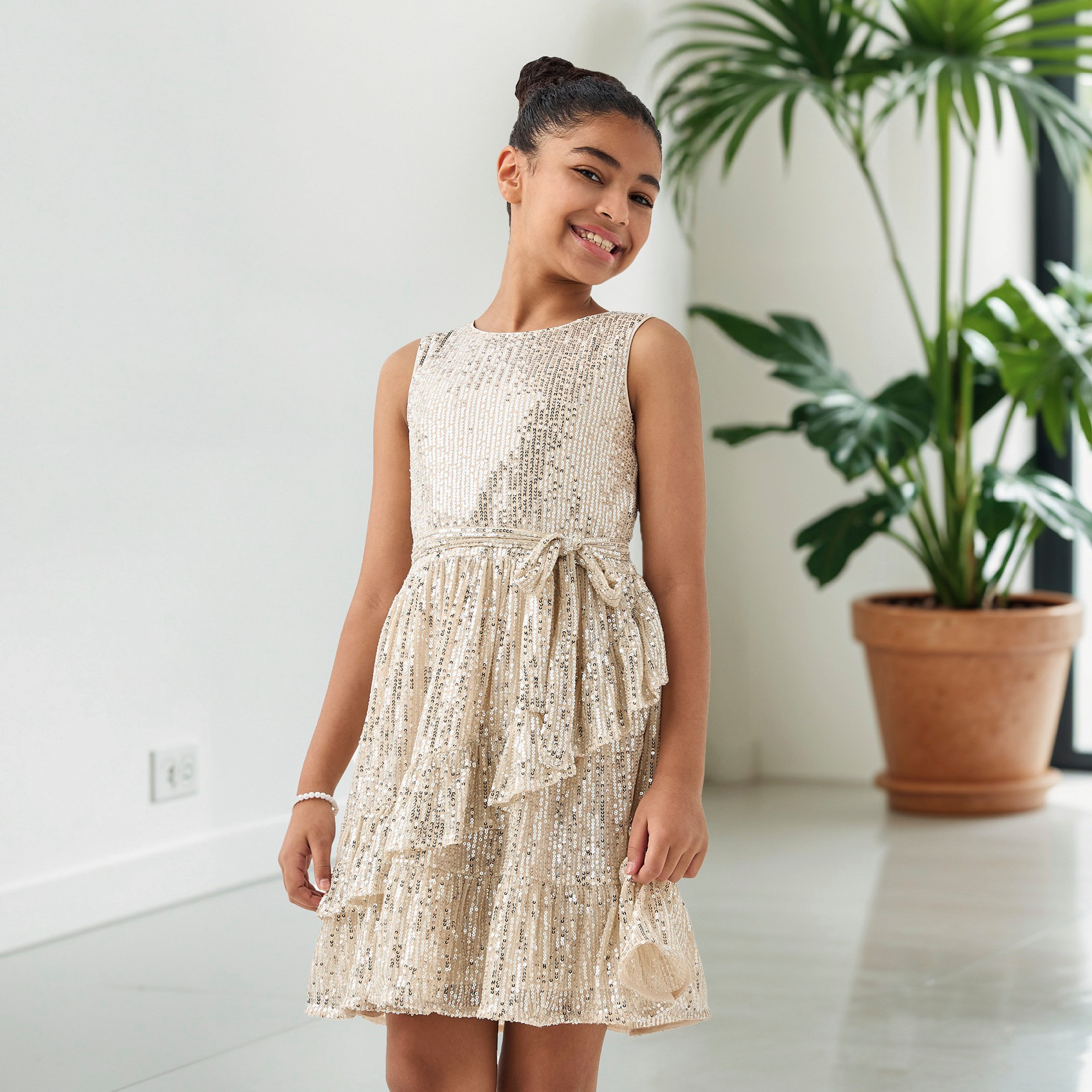 فستان مزين بالترتر بتفاصيل كشكش من جونيورز-girls-clothing-dressesandjumpsuits-image-4