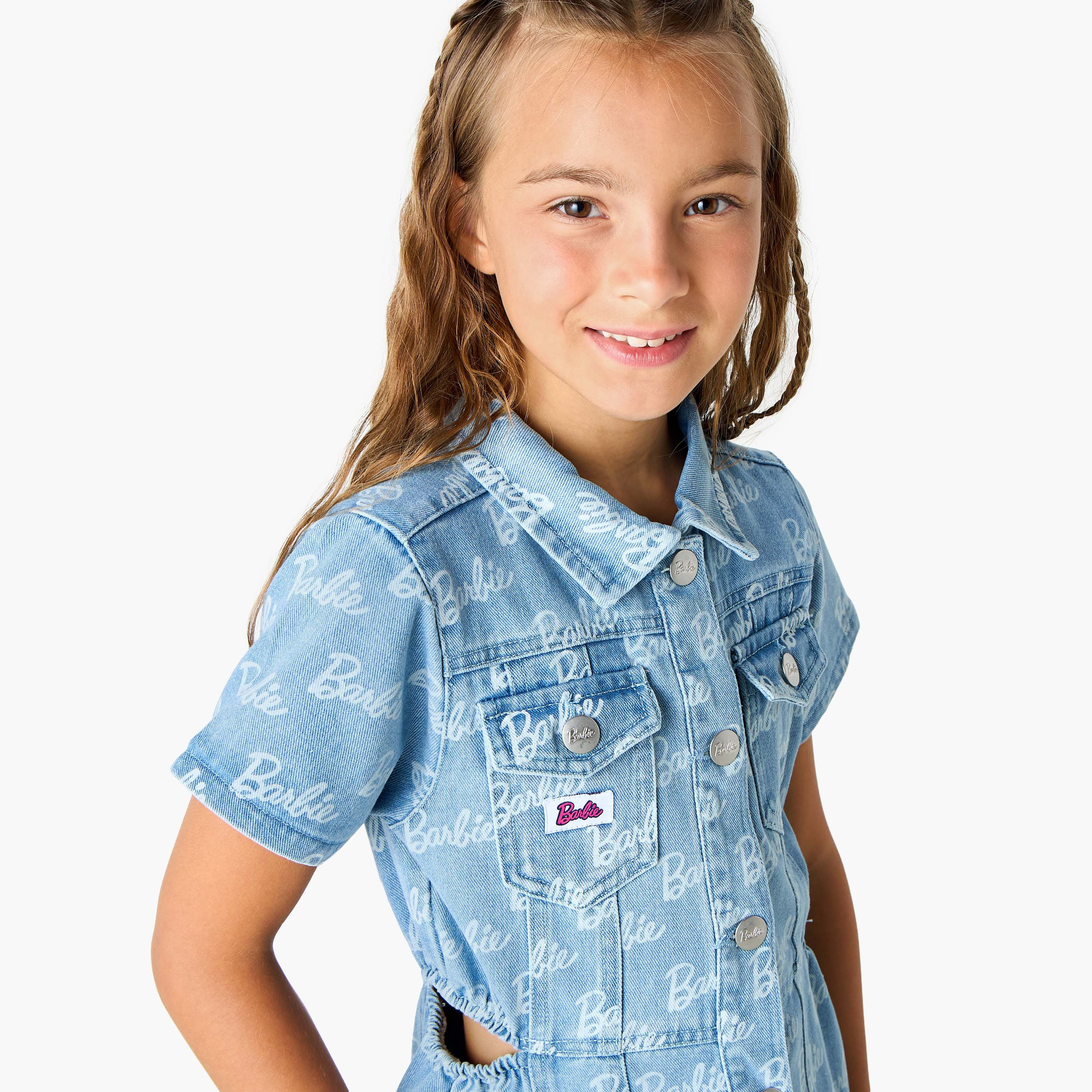 فستان قميص بطبعات باربي وزر إغلاق وجيوب-girls-clothing-dressesandjumpsuits-image-4