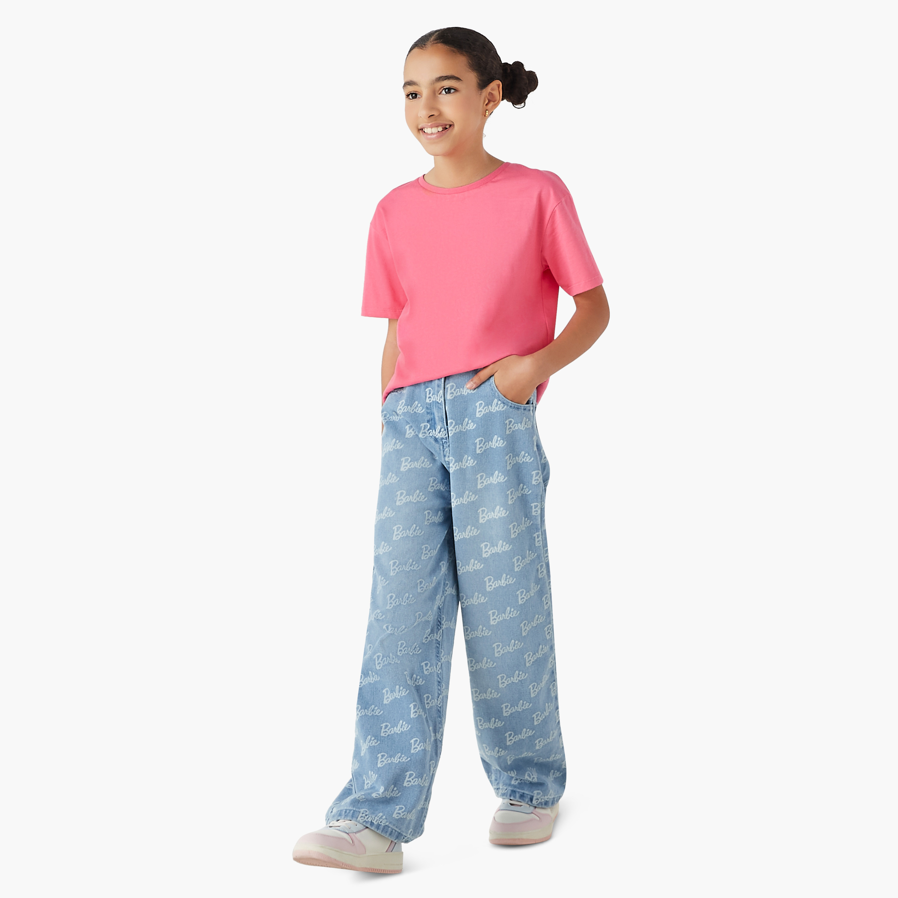 بنطلون جينز واسع بطبعات باربي وجيوب-girls-clothing-bottoms-jeansandjeggings-image-2