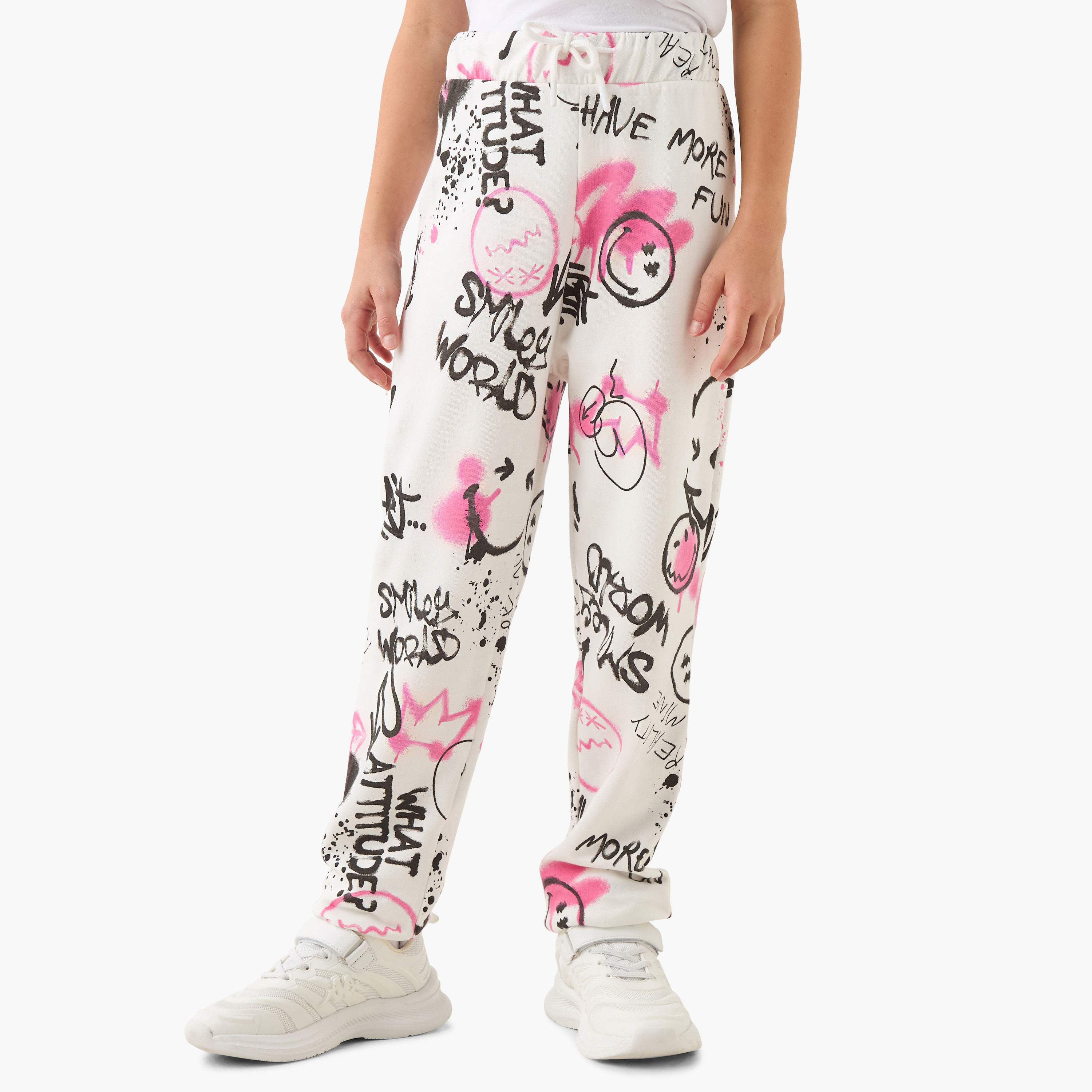 بنطلون رياضي بطبعات جرافيتي ورباط إغلاق من سمايلي وورلد-girls-clothing-bottoms-joggersandtrackpants-image-1