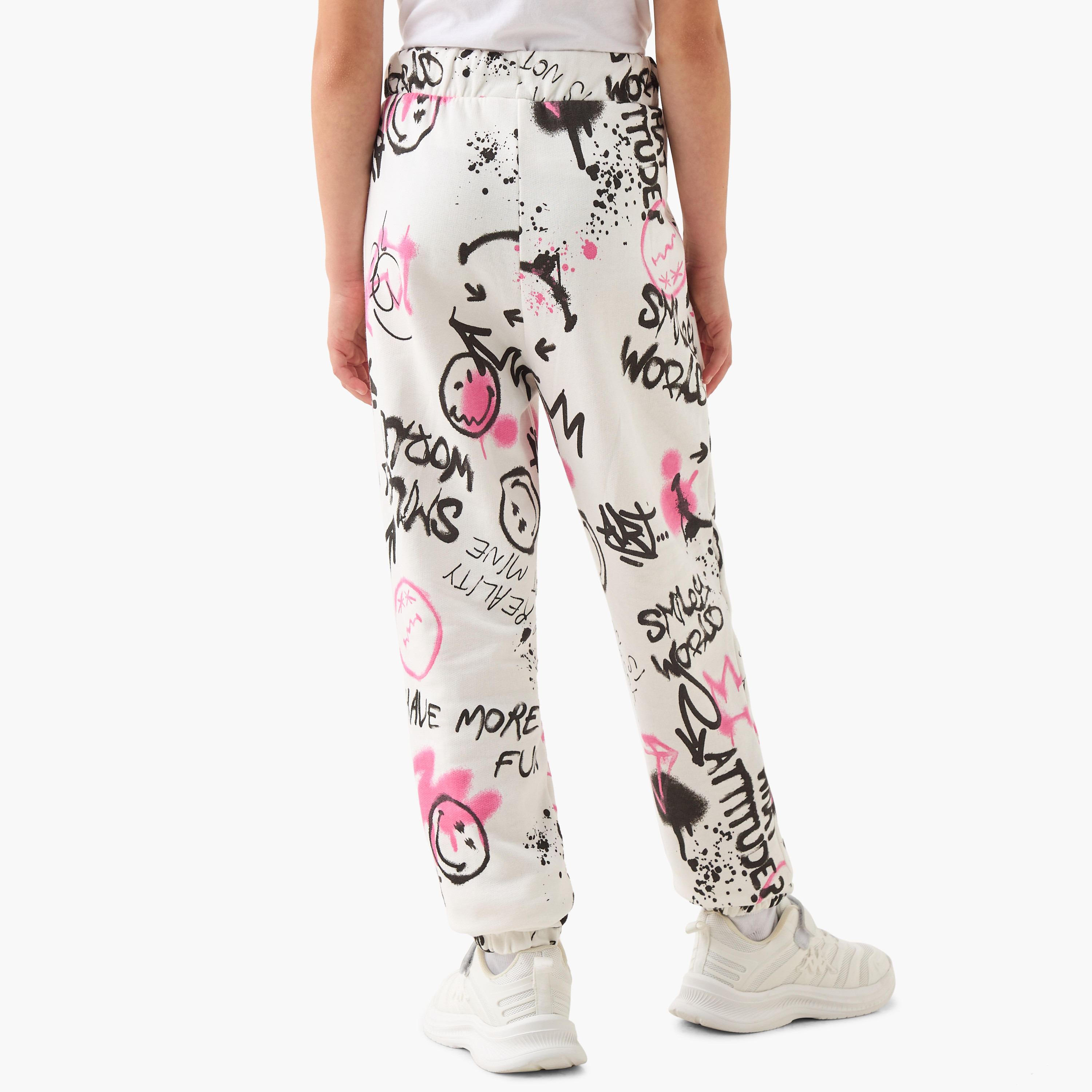 بنطلون رياضي بطبعات جرافيتي ورباط إغلاق من سمايلي وورلد-girls-clothing-bottoms-joggersandtrackpants-image-3