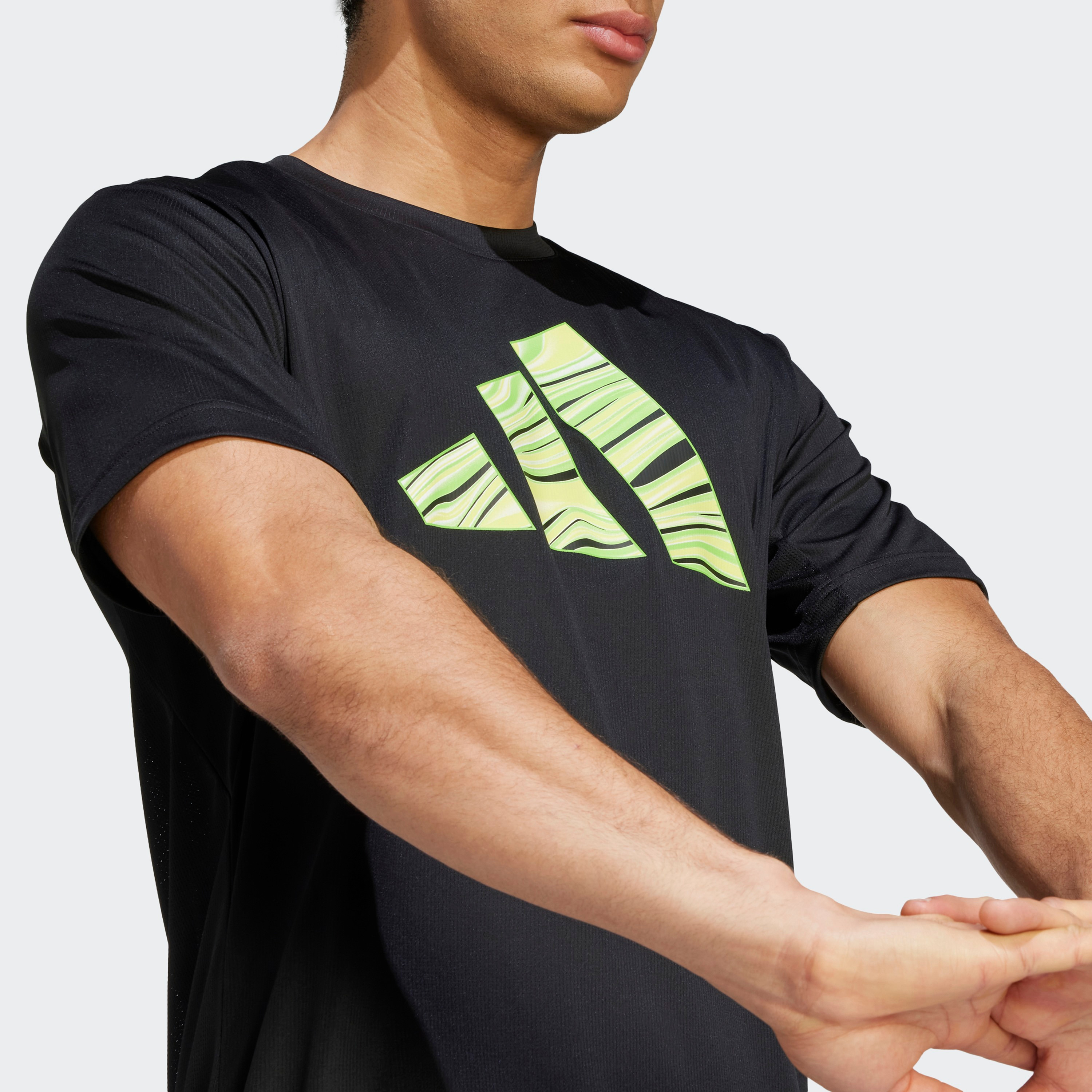 تي شيرت للتدريب أتش اي اي تي الجرافيك سلوجان للرجال من اديداس | او اي-men-clothing-sportswearandactivewear-tshirtsandpolos-image-3