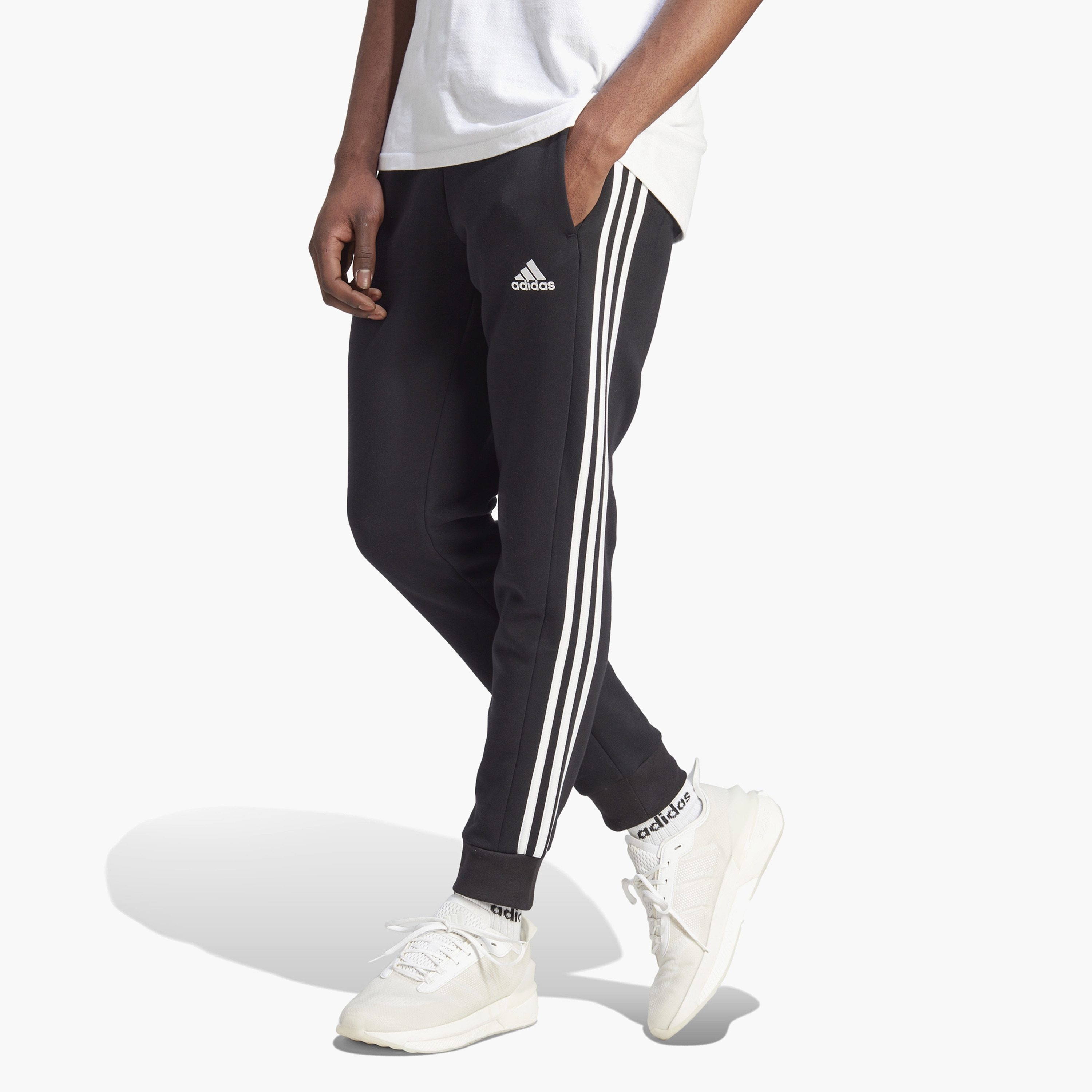 جوغرز الكفة للرجال ذو إيسنشيالز فليس من اديداس بثلاثة خطوط مدببة | OE-sports-men-clothing-bottoms-image-1