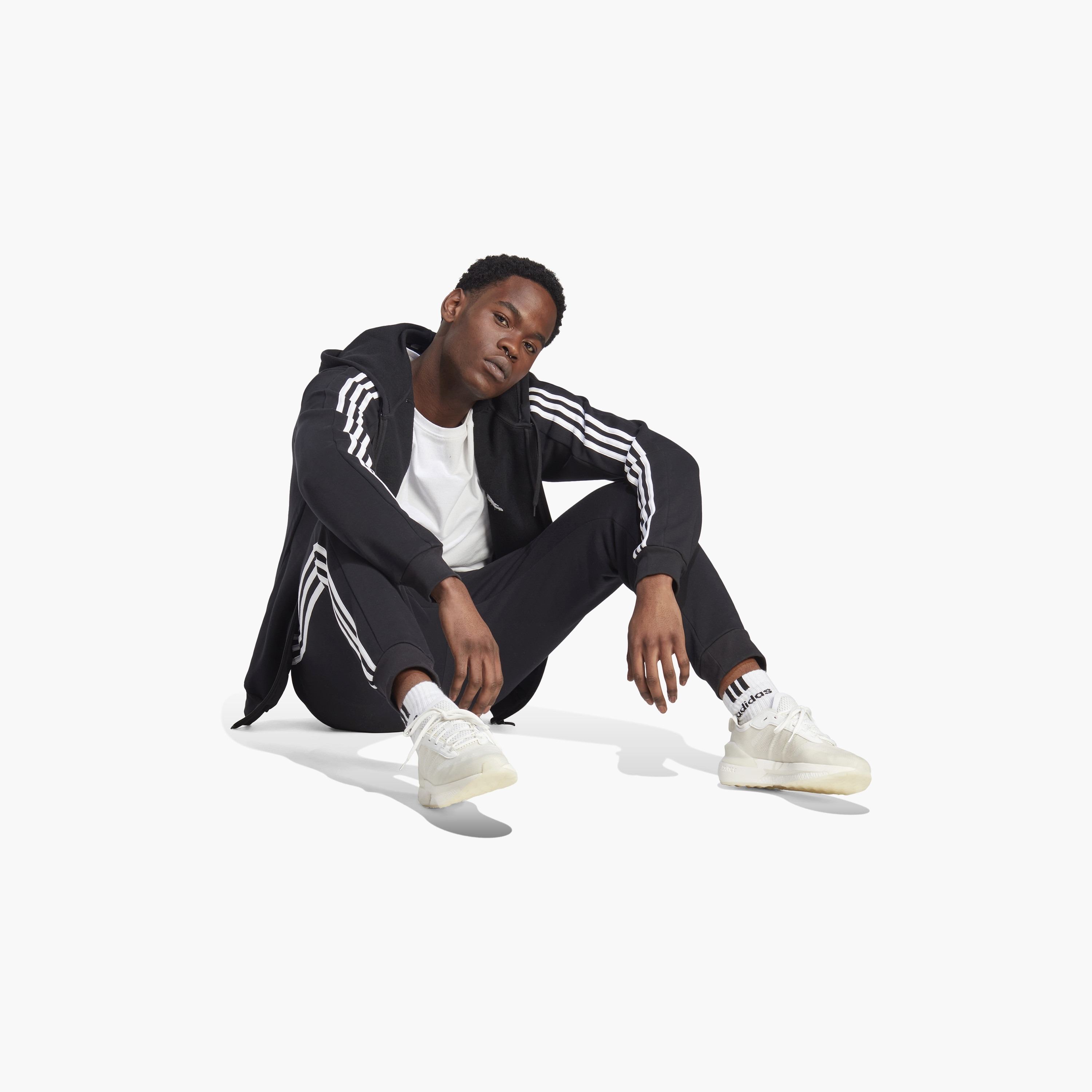 جوغرز الكفة للرجال ذو إيسنشيالز فليس من اديداس بثلاثة خطوط مدببة | OE-sports-men-clothing-bottoms-image-2
