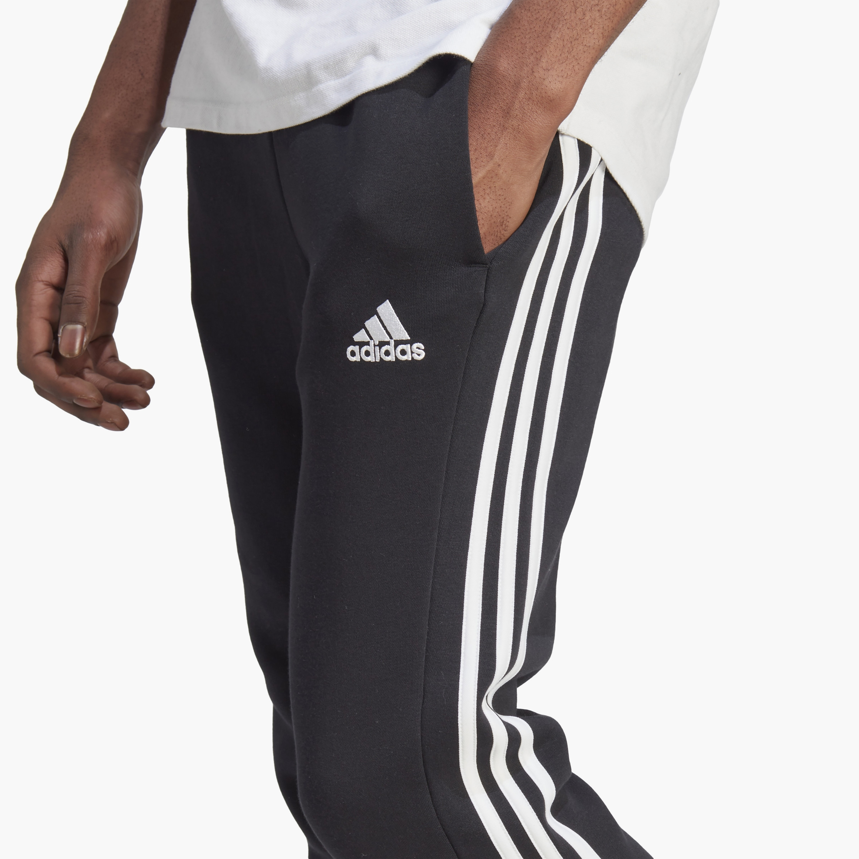 جوغرز الكفة للرجال ذو إيسنشيالز فليس من اديداس بثلاثة خطوط مدببة | OE-sports-men-clothing-bottoms-image-3