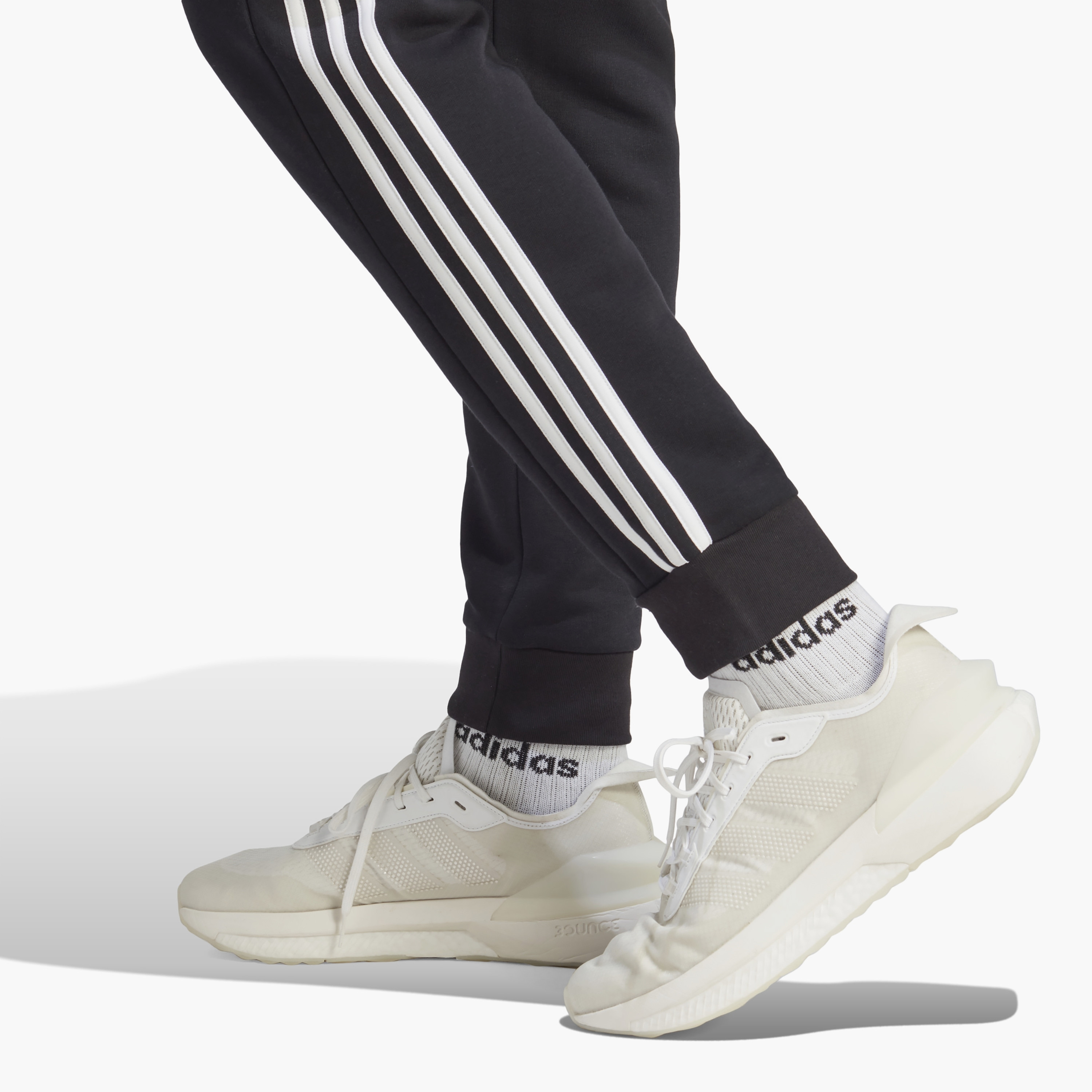 جوغرز الكفة للرجال ذو إيسنشيالز فليس من اديداس بثلاثة خطوط مدببة | OE-sports-men-clothing-bottoms-image-4