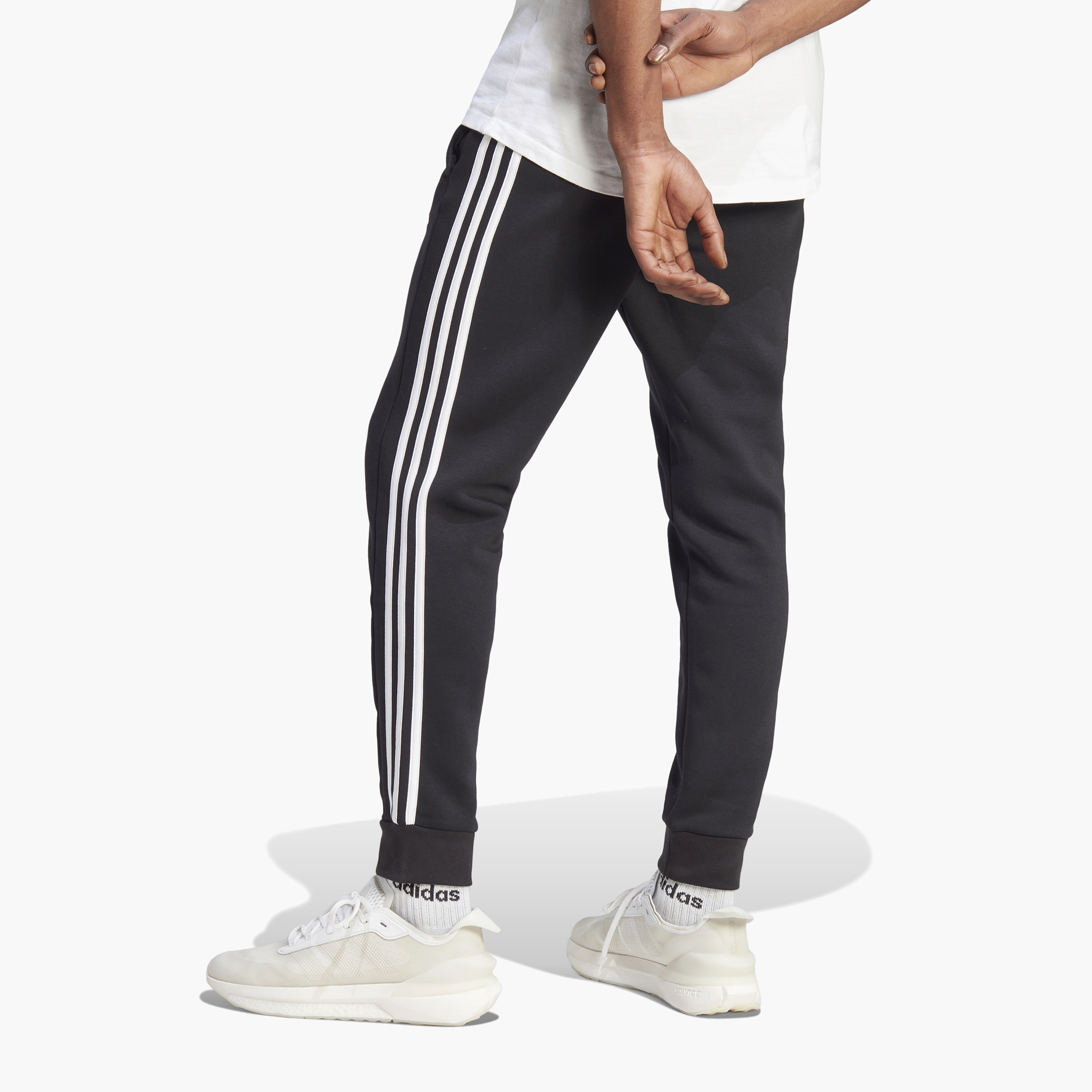 جوغرز الكفة للرجال ذو إيسنشيالز فليس من اديداس بثلاثة خطوط مدببة | OE-sports-men-clothing-bottoms-image-5
