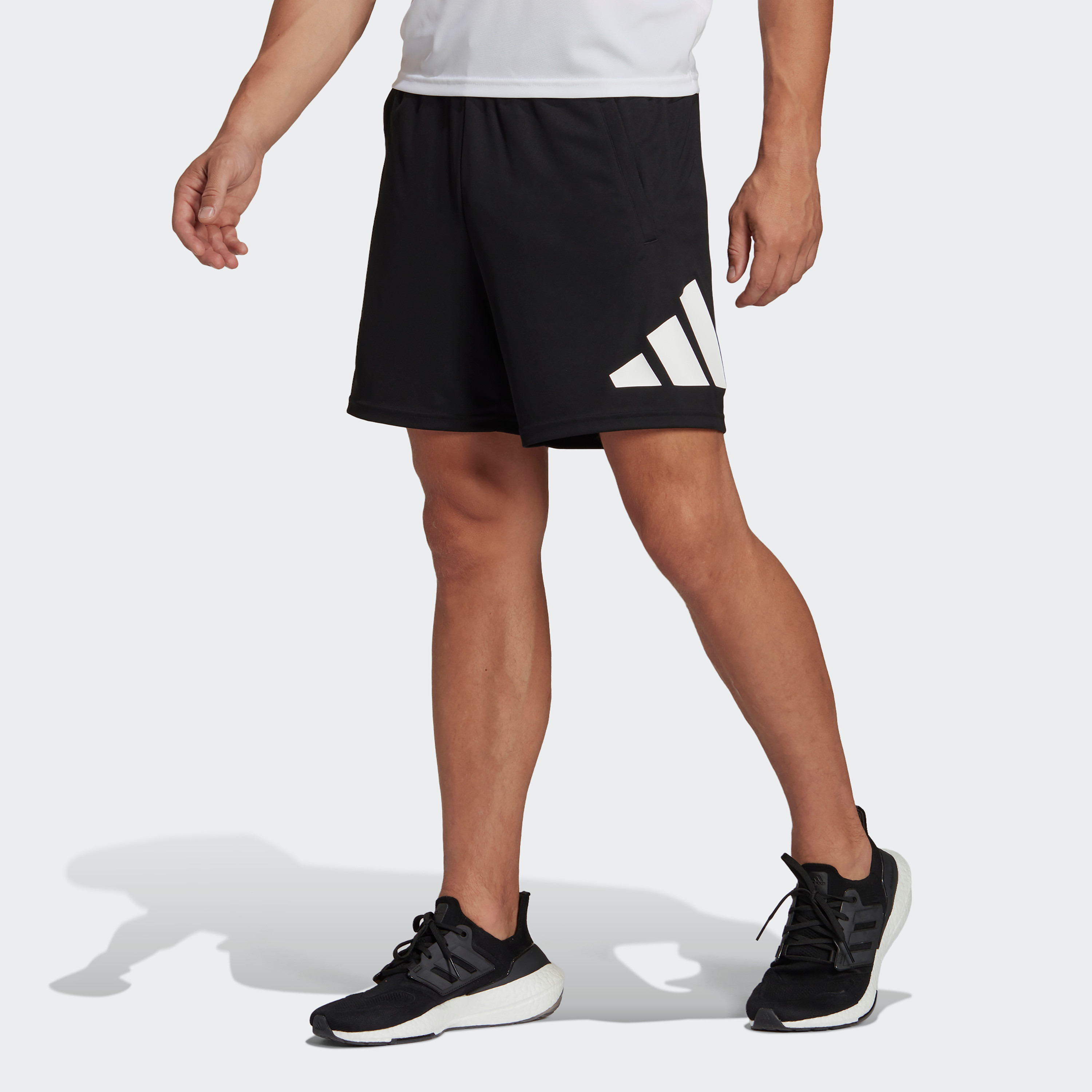  تي شيرت بولو ايسينشالز للرجال من اديداس مزين بشعار شو للرجال-men-clothing-bottoms-shorts-image-1