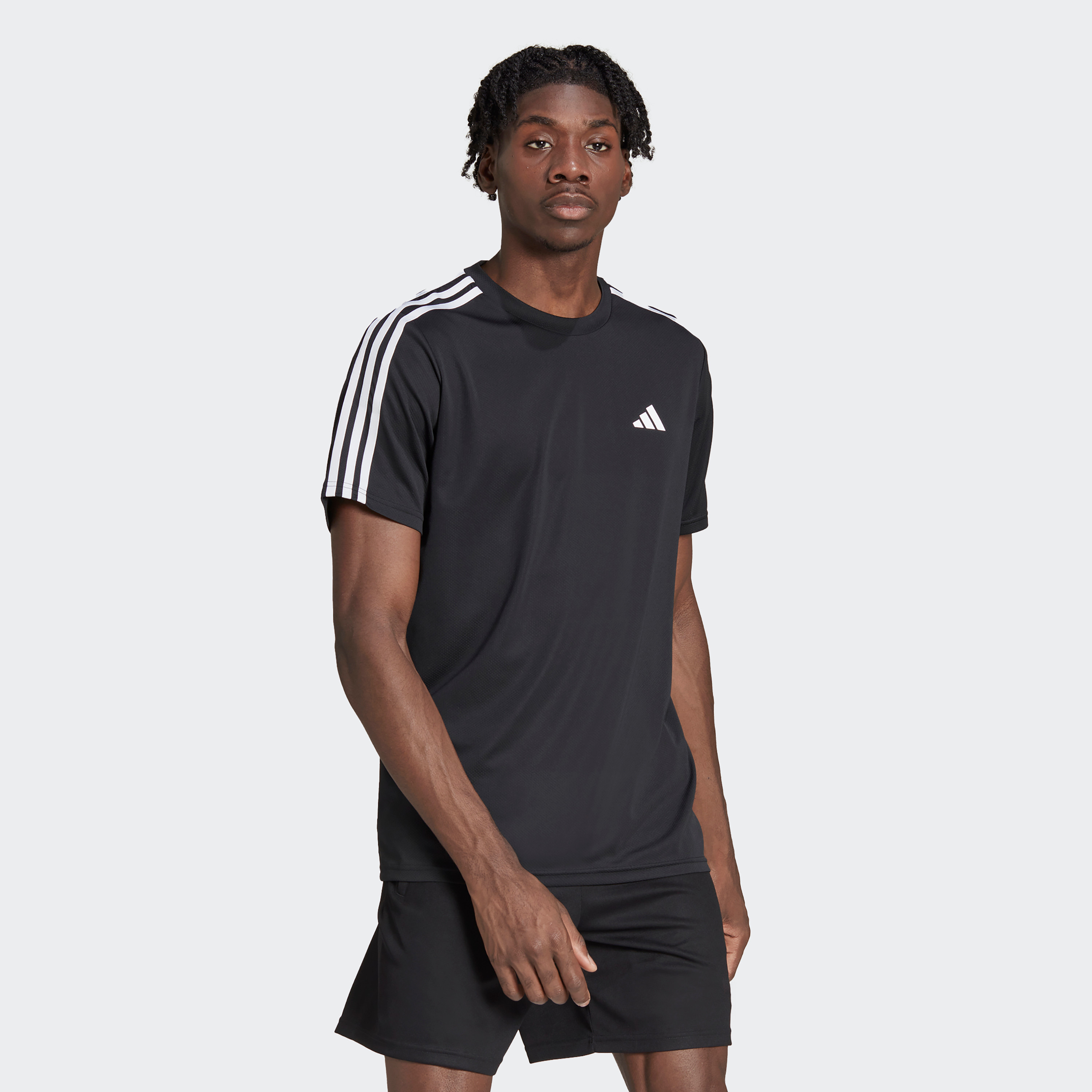  تي شيرت ايسينشالز للتدريب للرجال من اديداس مزين بثلاثة خطوط-men-clothing-sportswearandactivewear-tshirtsandpolos-image-1