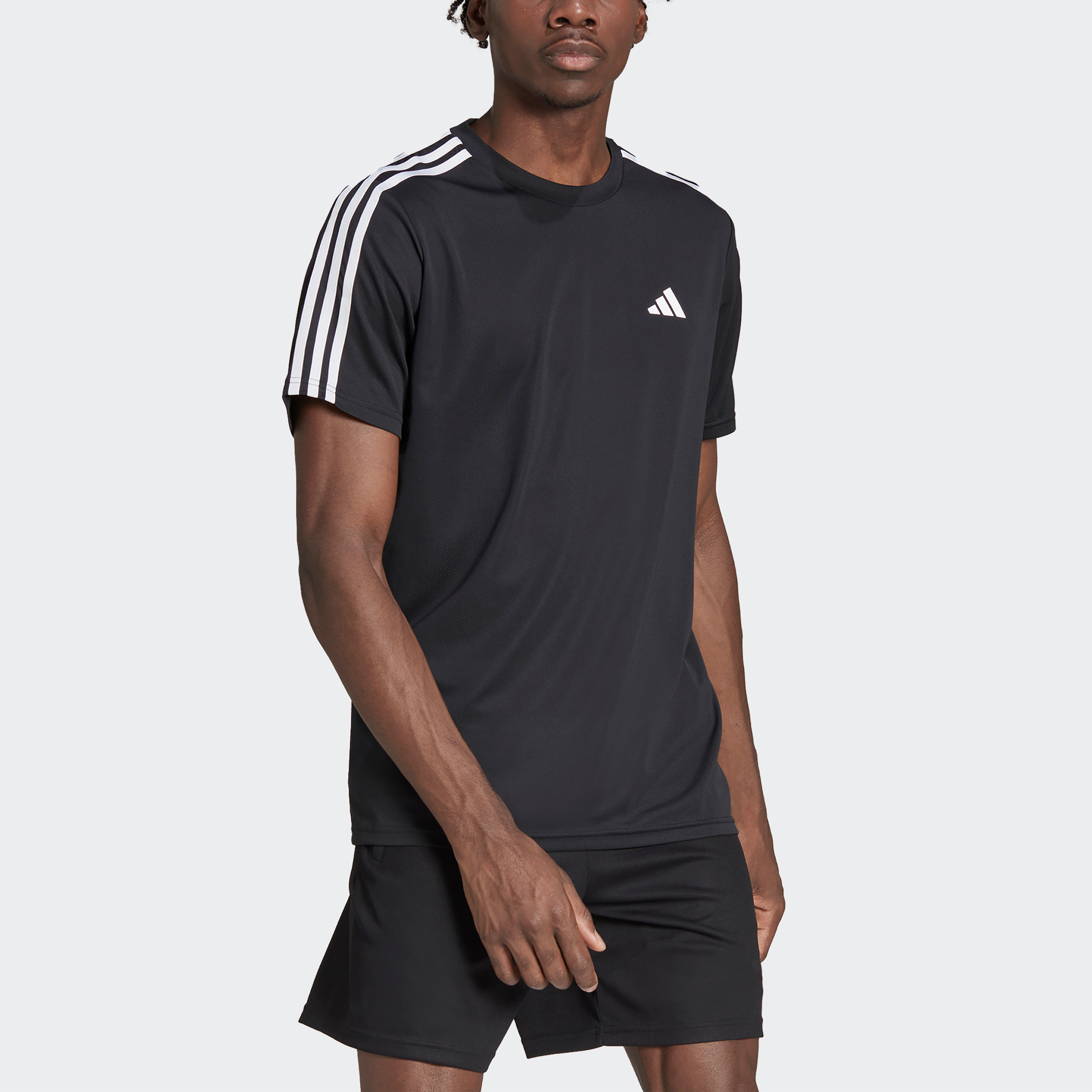  تي شيرت ايسينشالز للتدريب للرجال من اديداس مزين بثلاثة خطوط-men-clothing-sportswearandactivewear-tshirtsandpolos-image-7