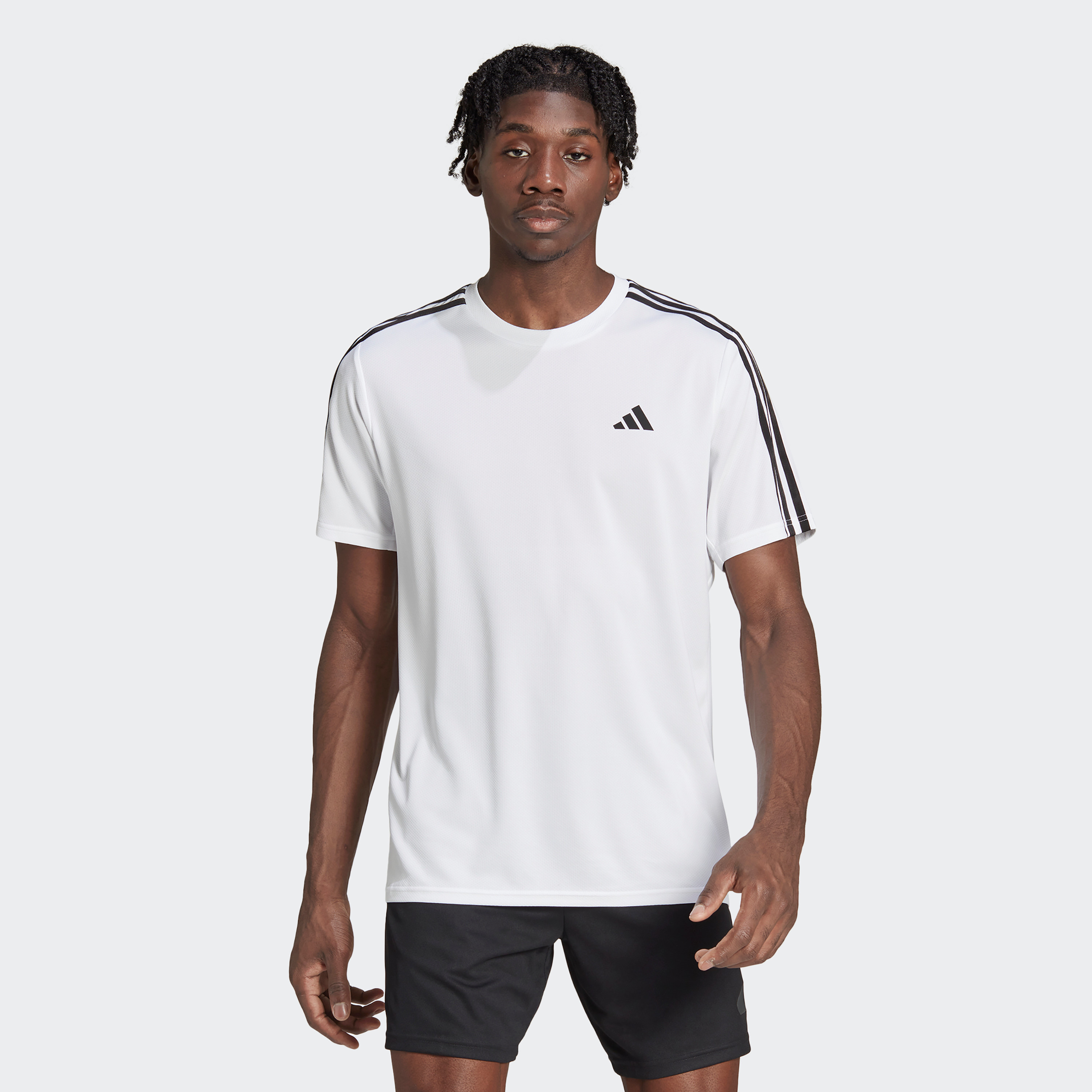  تي شيرت ايسينشالز للتدريب للرجال من اديداس مزين بثلاثة خطوط-men-clothing-sportswearandactivewear-tshirtsandpolos-image-1