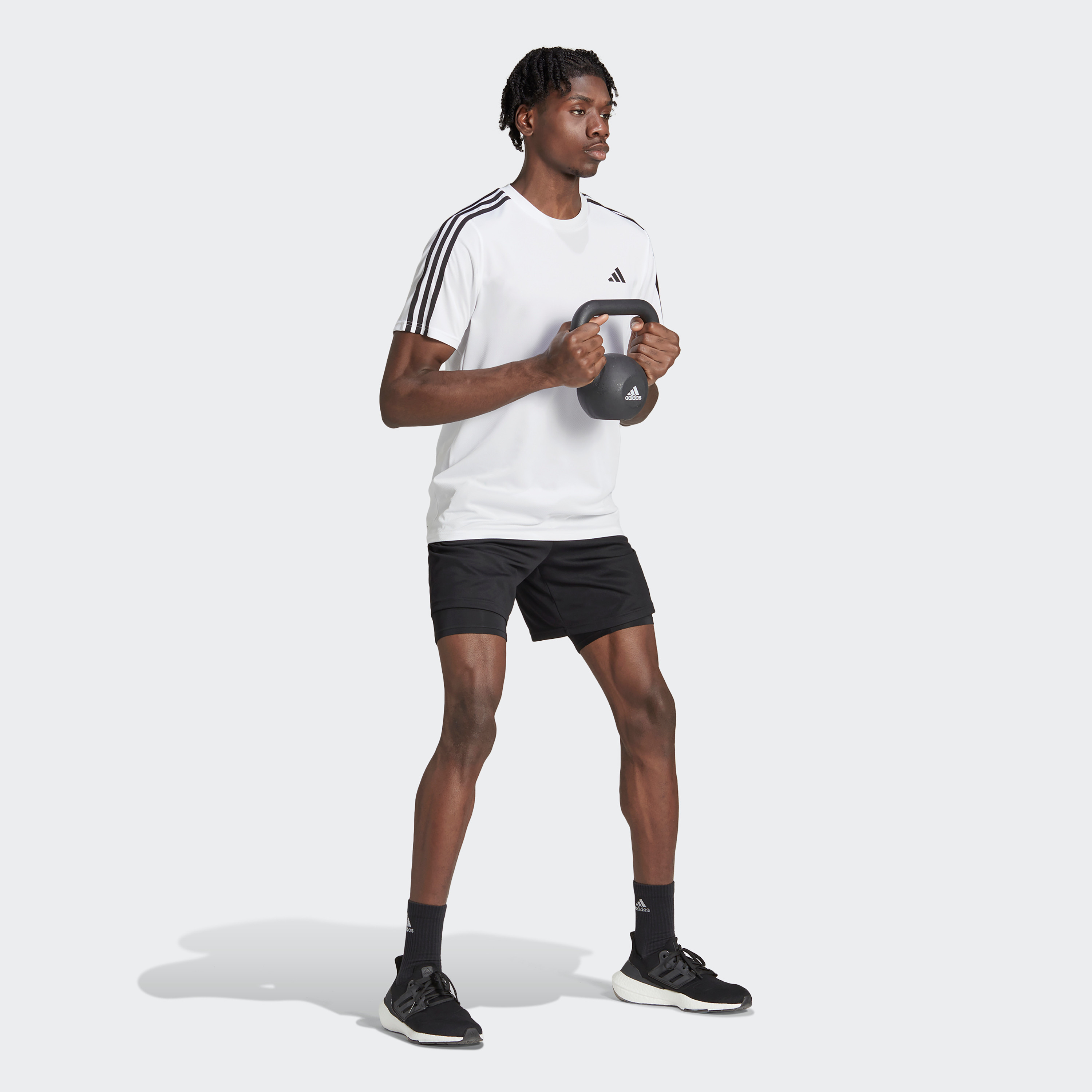  تي شيرت ايسينشالز للتدريب للرجال من اديداس مزين بثلاثة خطوط-men-clothing-sportswearandactivewear-tshirtsandpolos-image-2