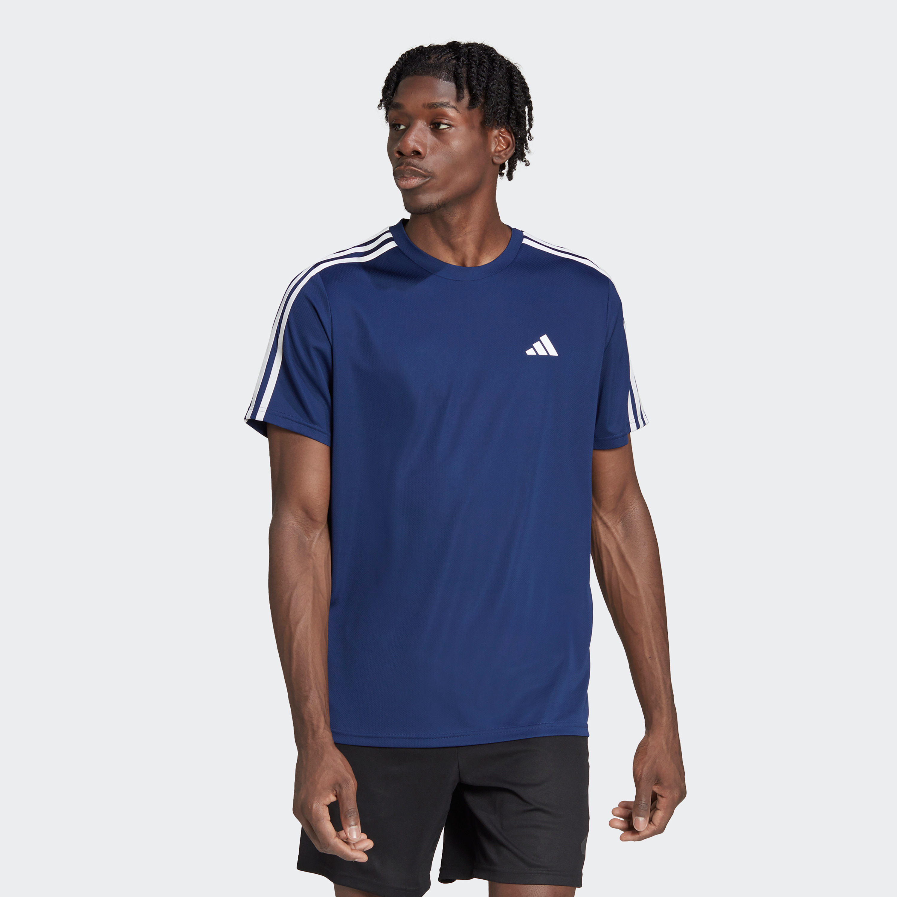  تي شيرت ايسينشالز للتدريب للرجال من اديداس مزين بثلاثة خطوط-men-clothing-sportswearandactivewear-tshirtsandpolos-image-1