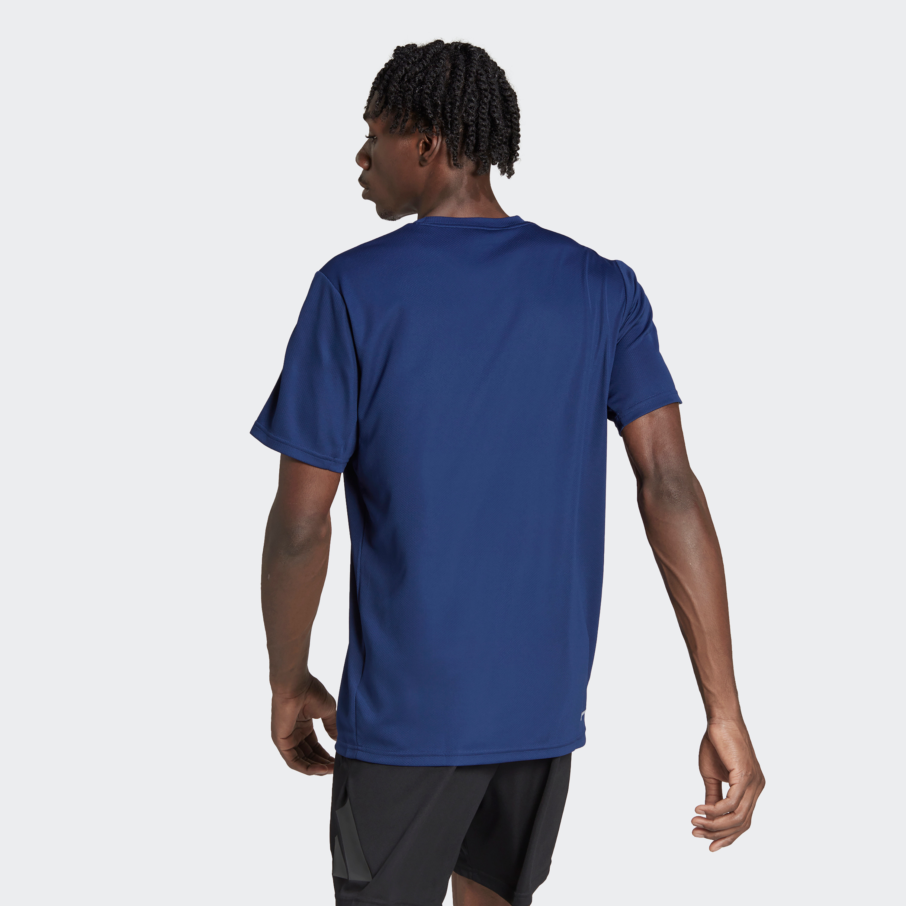  تي شيرت ايسينشالز للتدريب للرجال من اديداس مزين بثلاثة خطوط-men-clothing-sportswearandactivewear-tshirtsandpolos-image-4
