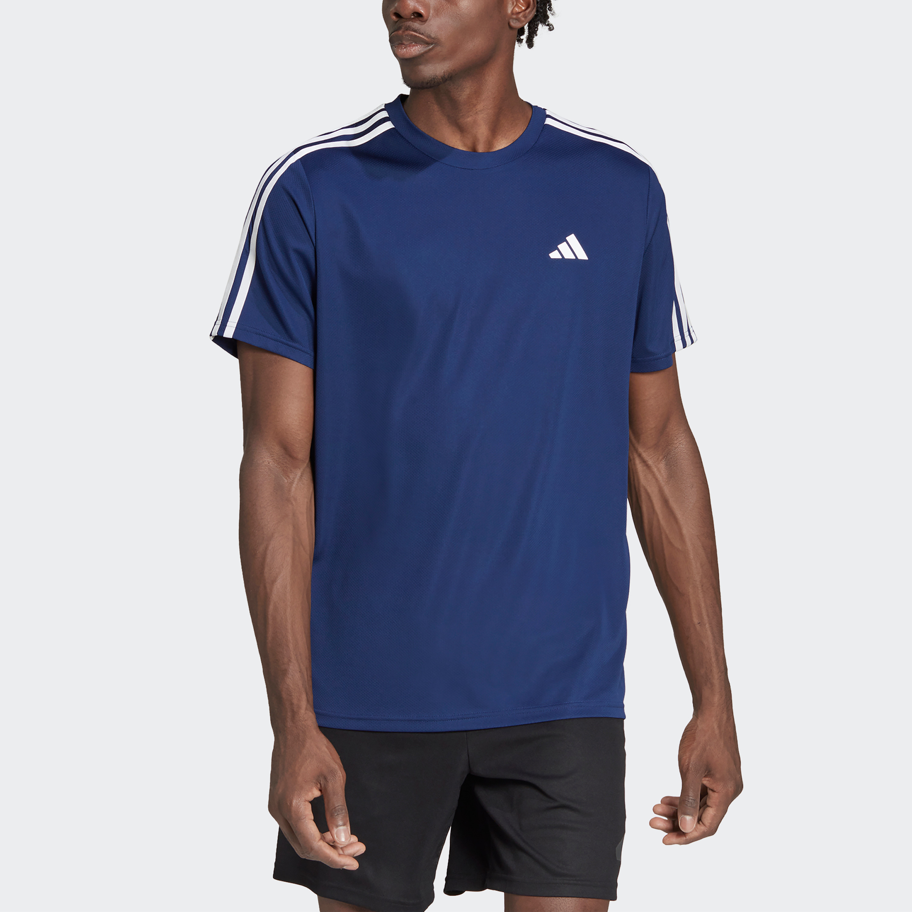  تي شيرت ايسينشالز للتدريب للرجال من اديداس مزين بثلاثة خطوط-men-clothing-sportswearandactivewear-tshirtsandpolos-image-7