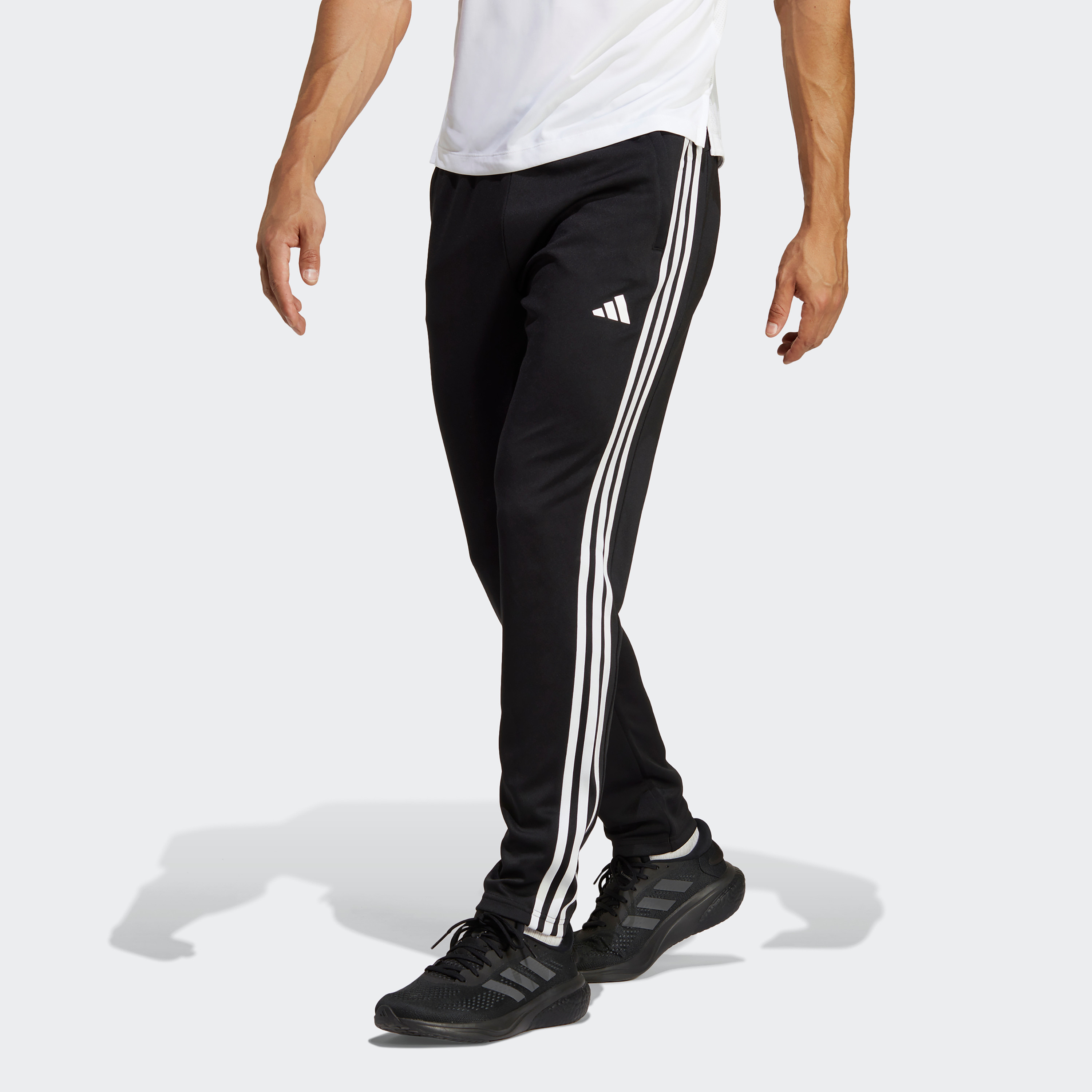 سروال رياضي اسنشيال ترين بثلاثة خطوط من اديداس للرجال | او اي-men-clothing-bottoms-joggers-image-1