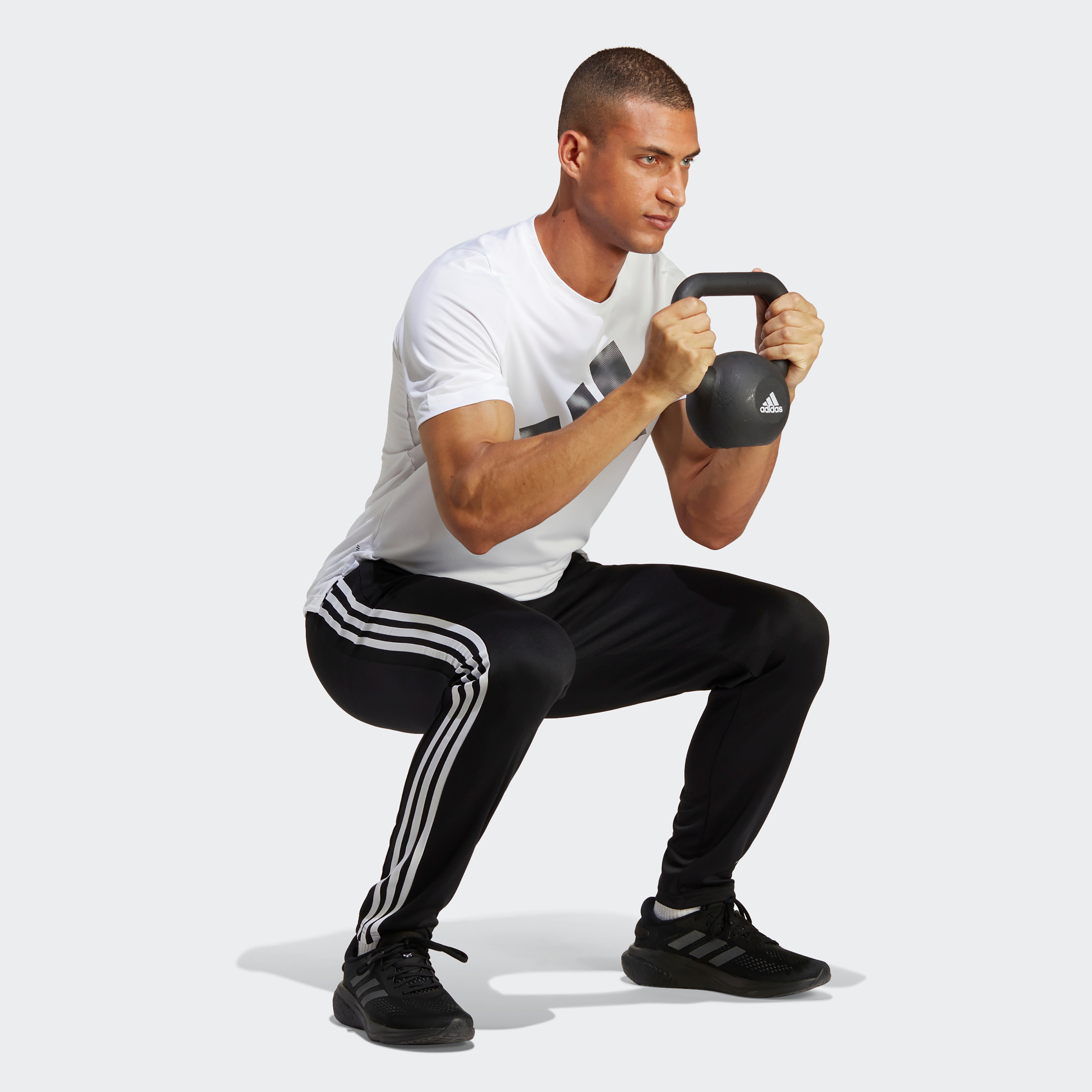 سروال رياضي اسنشيال ترين بثلاثة خطوط من اديداس للرجال | او اي-men-clothing-bottoms-joggers-image-2
