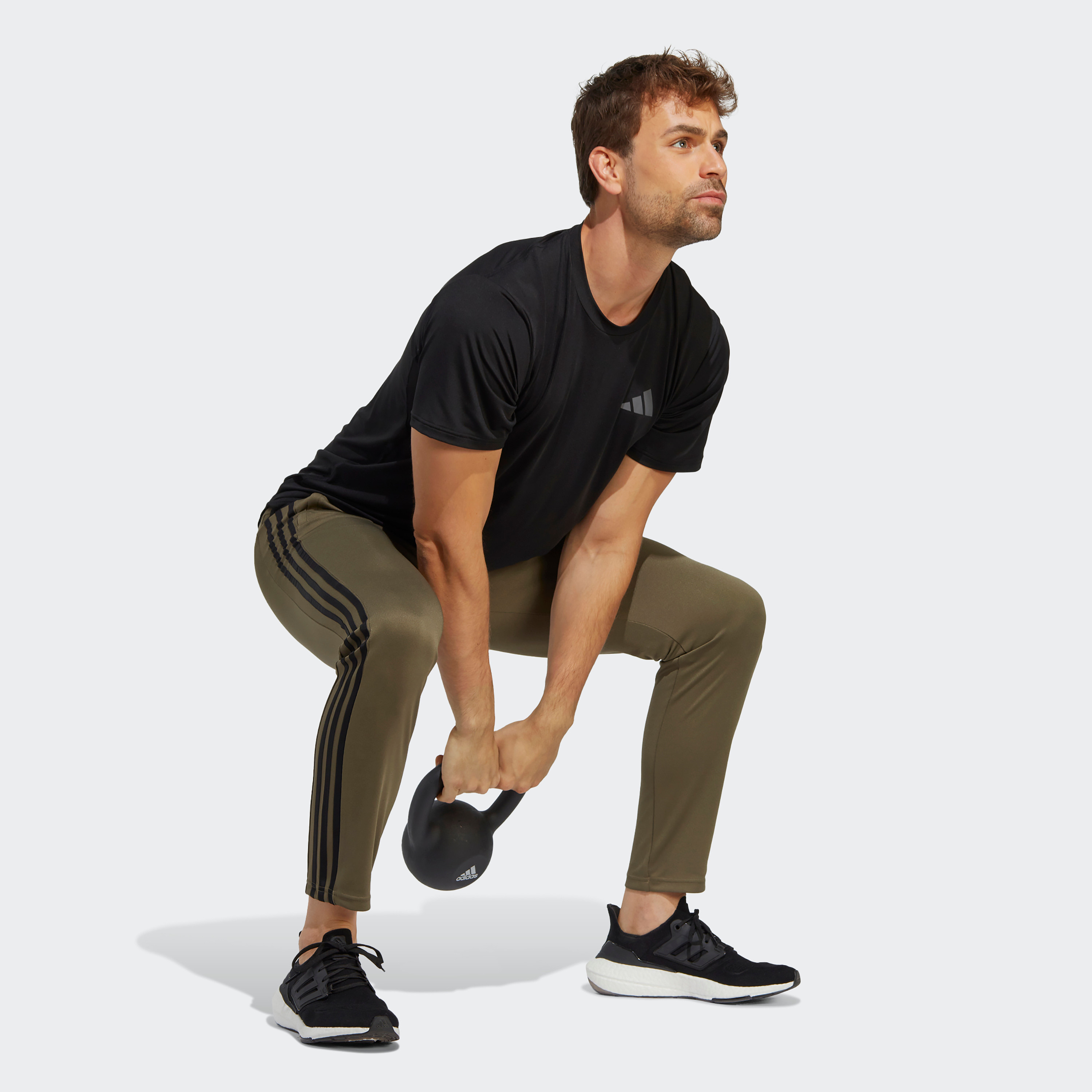 سروال رياضي اسنشيال ترين بثلاثة خطوط من اديداس للرجال | او اي-men-clothing-bottoms-joggers-image-6
