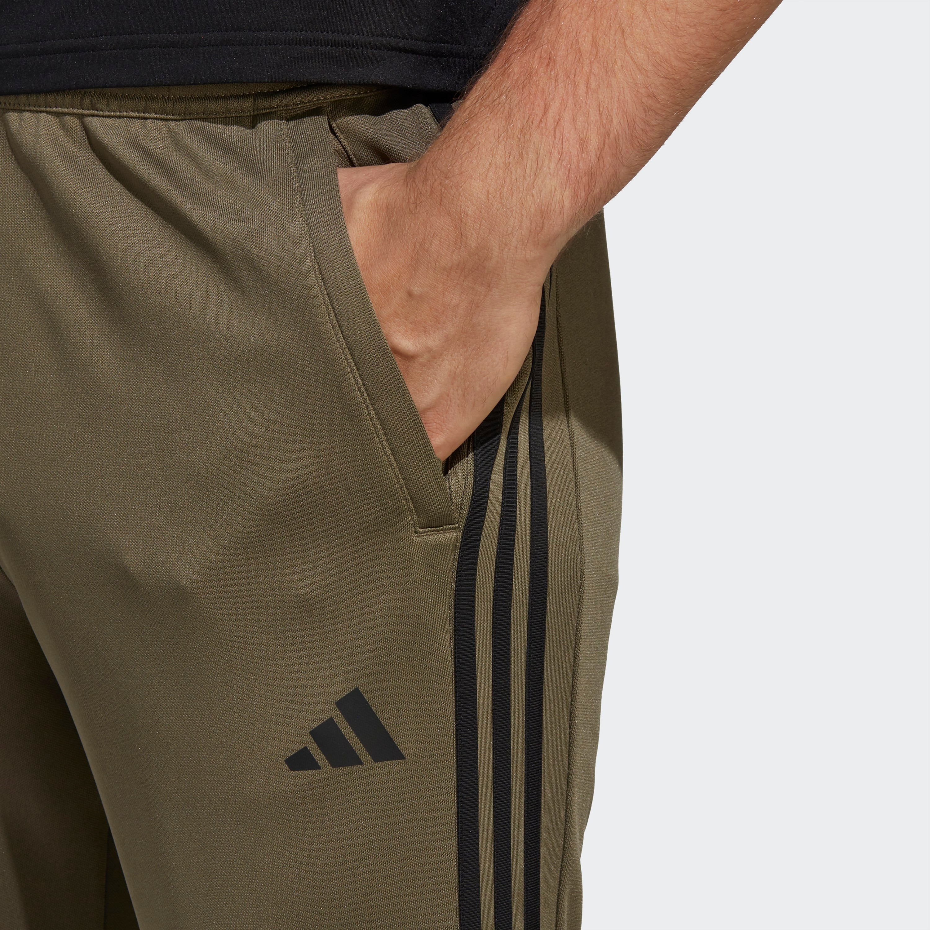 سروال رياضي اسنشيال ترين بثلاثة خطوط من اديداس للرجال | او اي-men-clothing-bottoms-joggers-image-7