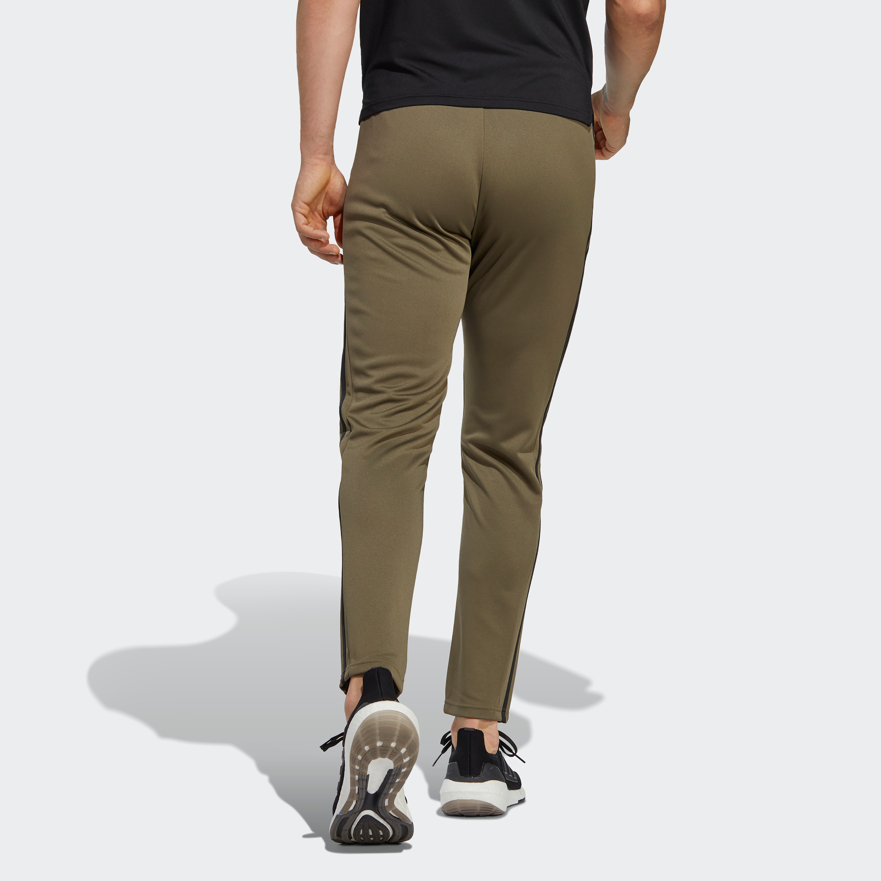 سروال رياضي اسنشيال ترين بثلاثة خطوط من اديداس للرجال | او اي-men-clothing-bottoms-joggers-image-8