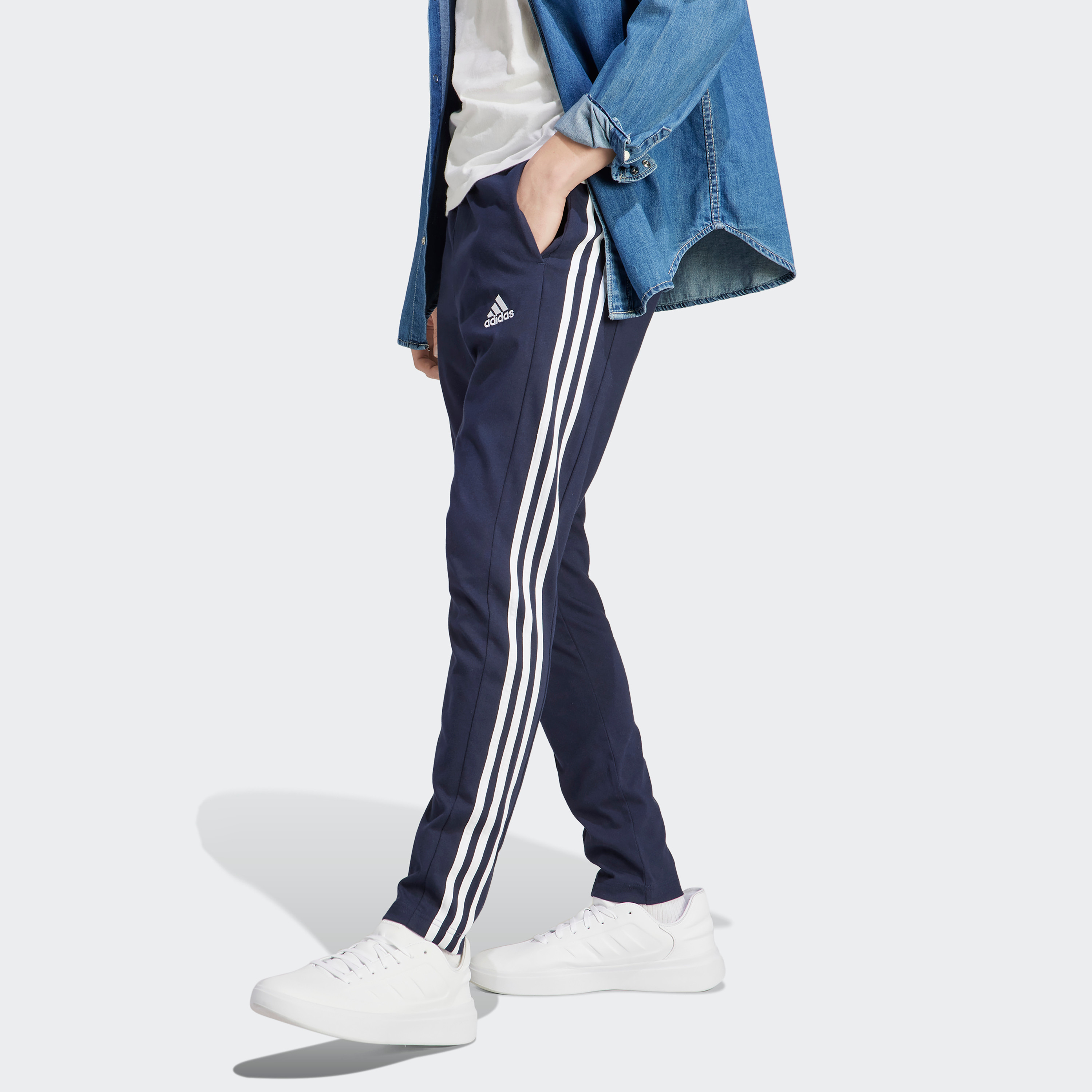 سروال اسنشالز للرجال بحاشية مفتوحة وتصميم خطوط اديداس الثلاثة| او اي-men-clothing-sportswearandactivewear-bottoms-image-5