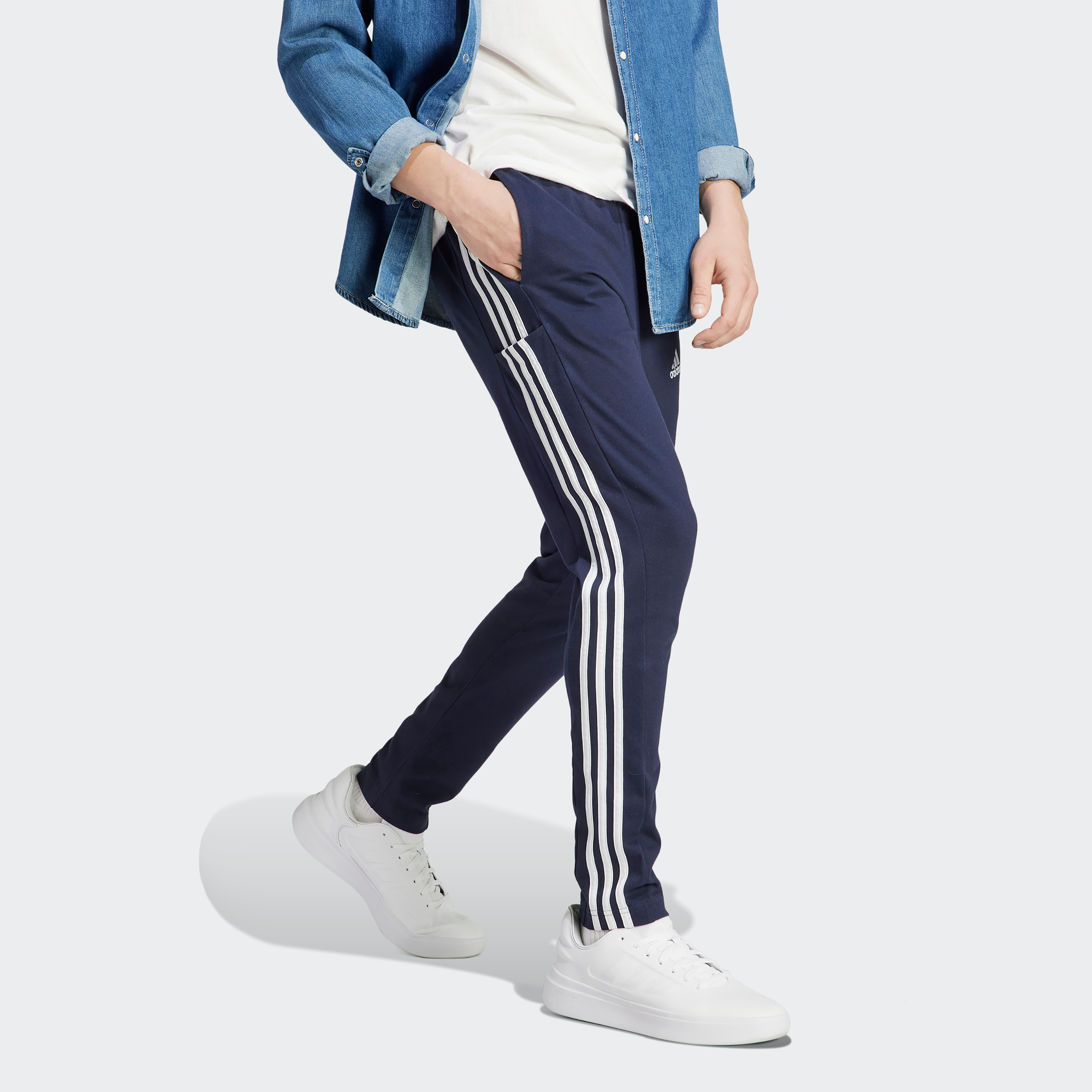 سروال اسنشالز للرجال بحاشية مفتوحة وتصميم خطوط اديداس الثلاثة| او اي-men-clothing-sportswearandactivewear-bottoms-image-6